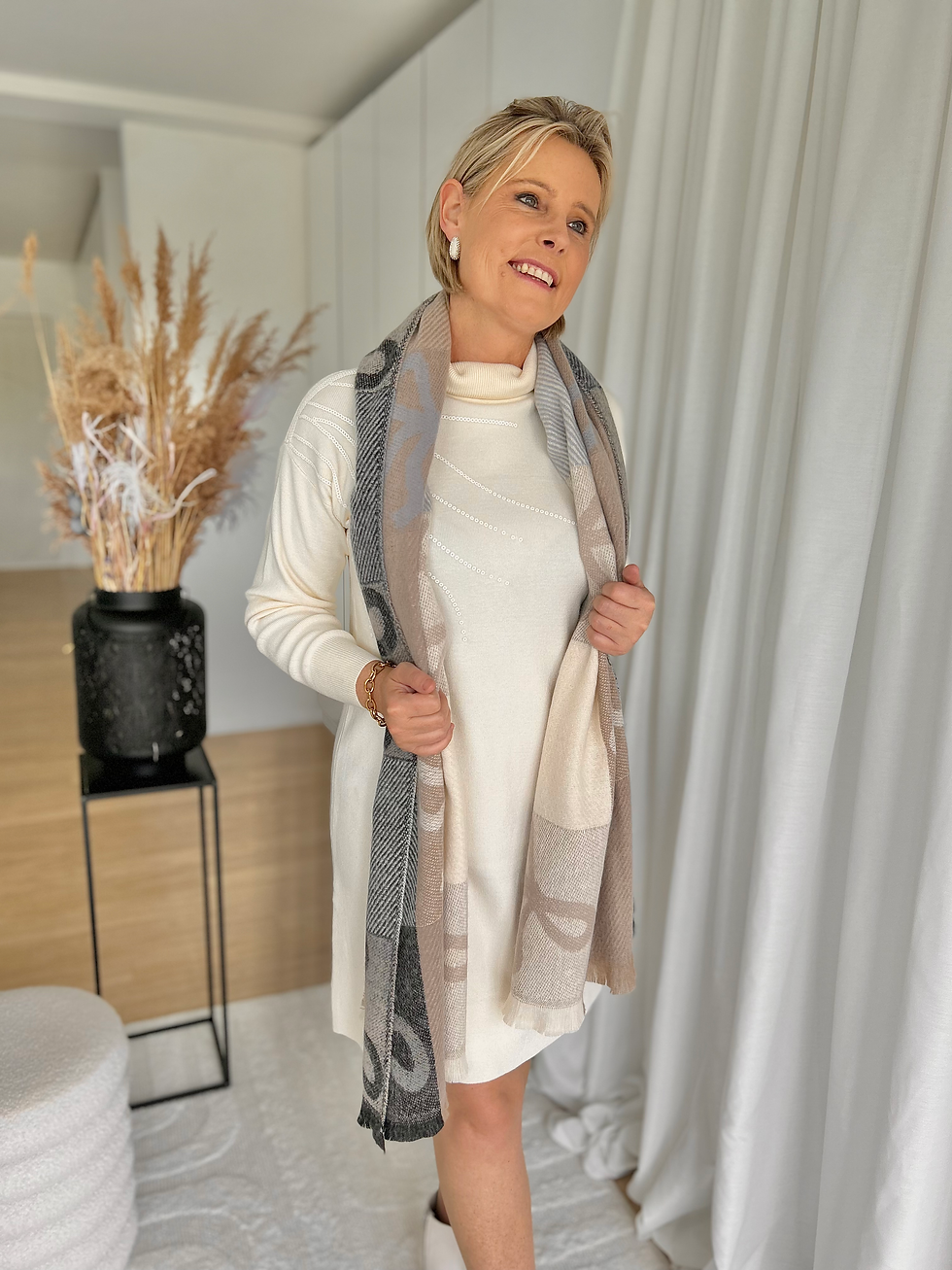 Thumbnail: 65200 Ecru rolkraagjurkje in tricot-kwaliteit met fantasie in pailletten Senso