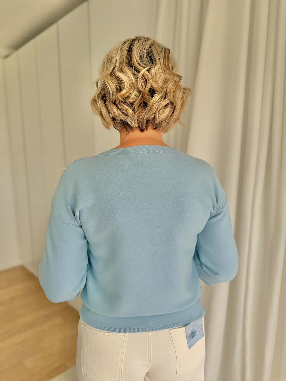 Thumbnail: 66741 Lichtblauwe katoenen trui met lichte boothals Question