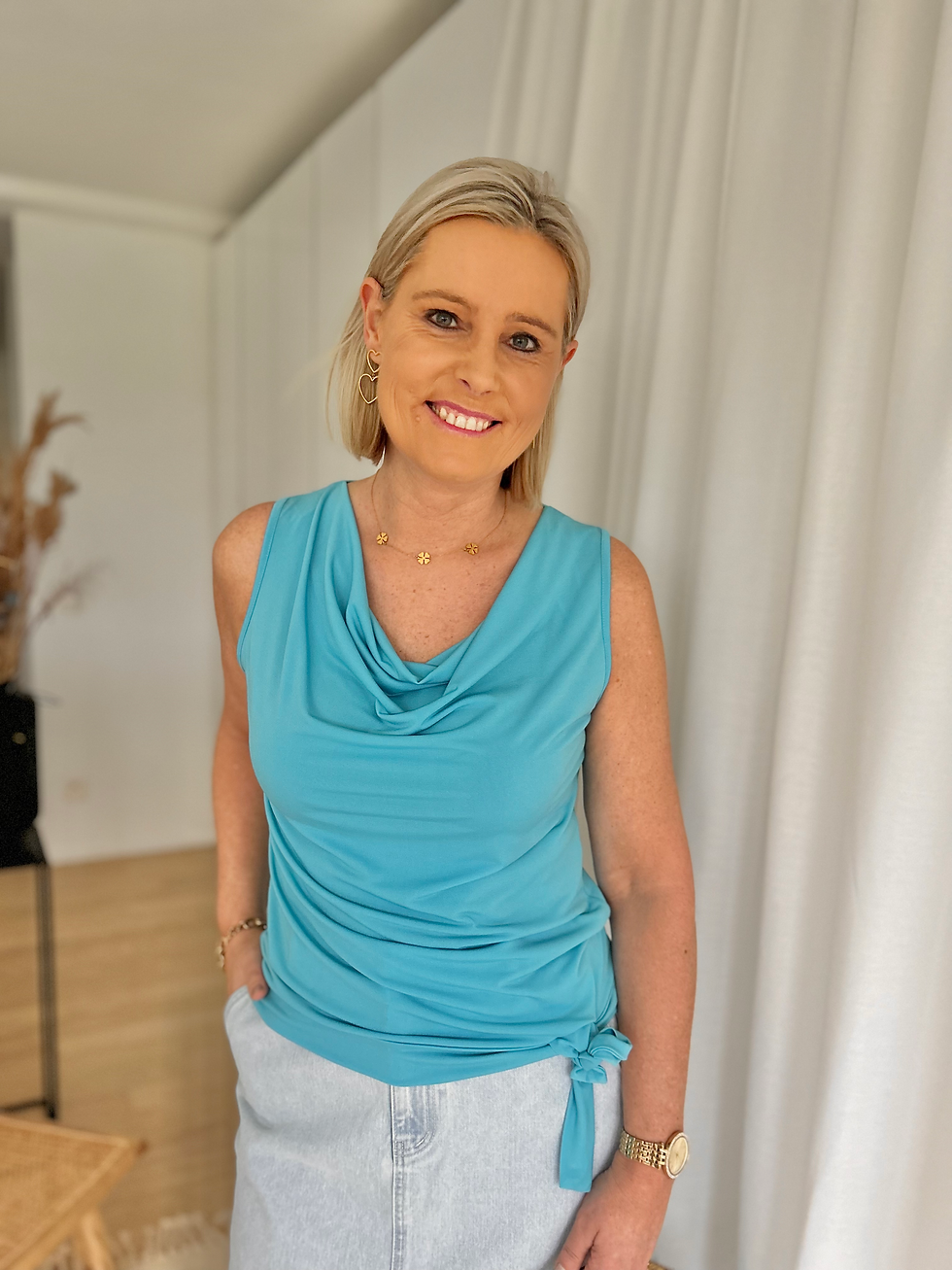 Thumbnail: 63122 Aquablauwe top met watervalkraag in stretch-kwaliteit Batida
