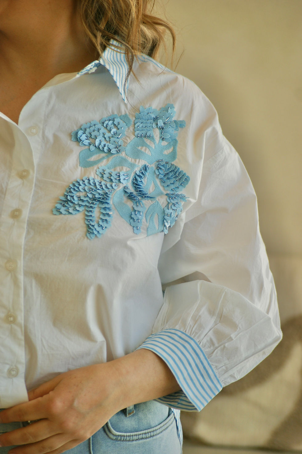 Thumbnail: 69930 Hemdsblouse wit/lichtblauw met strepen en pailletten Atmos