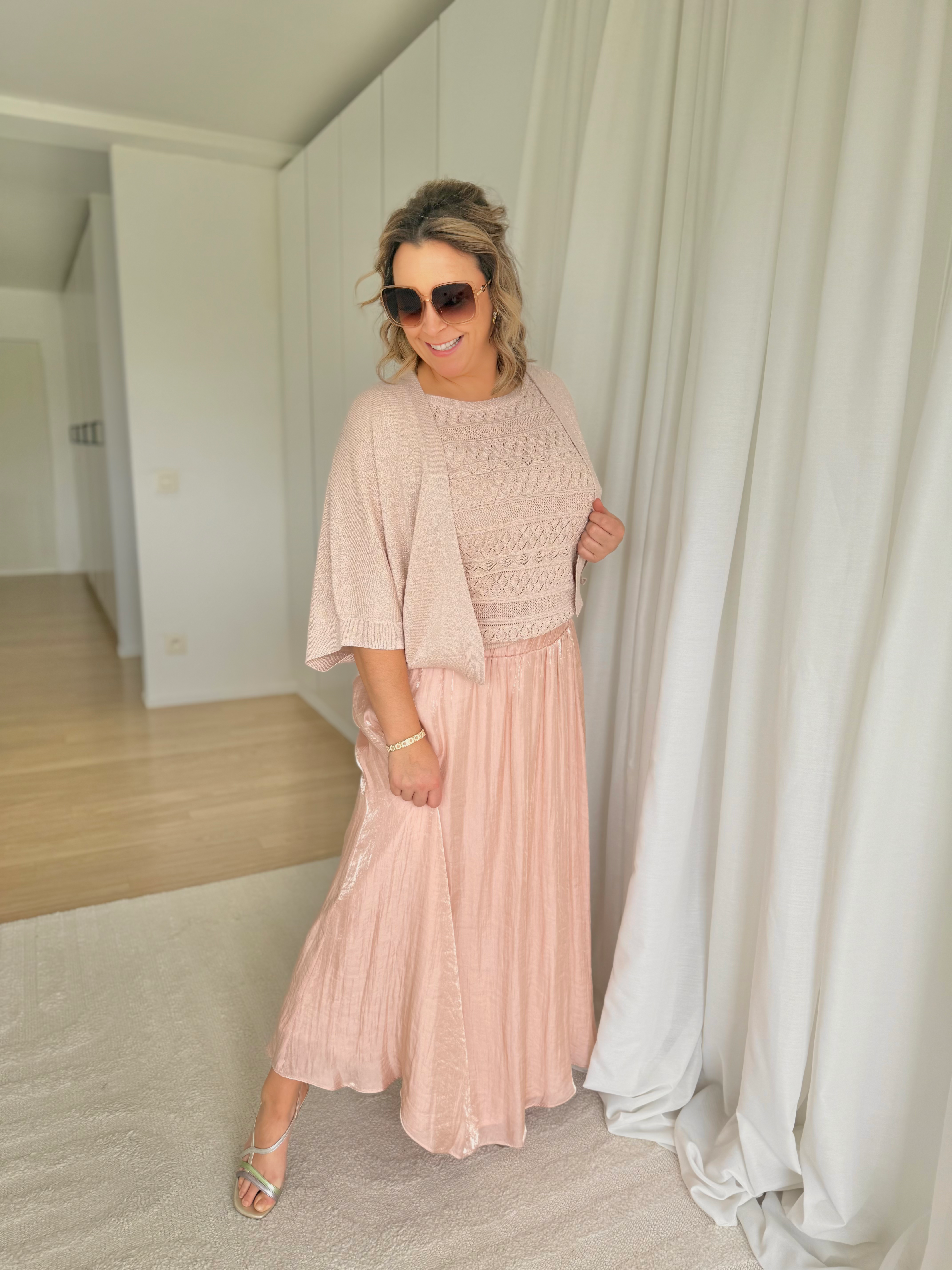 66492 Rosé gouden licht glanzende rok op rek Atmos