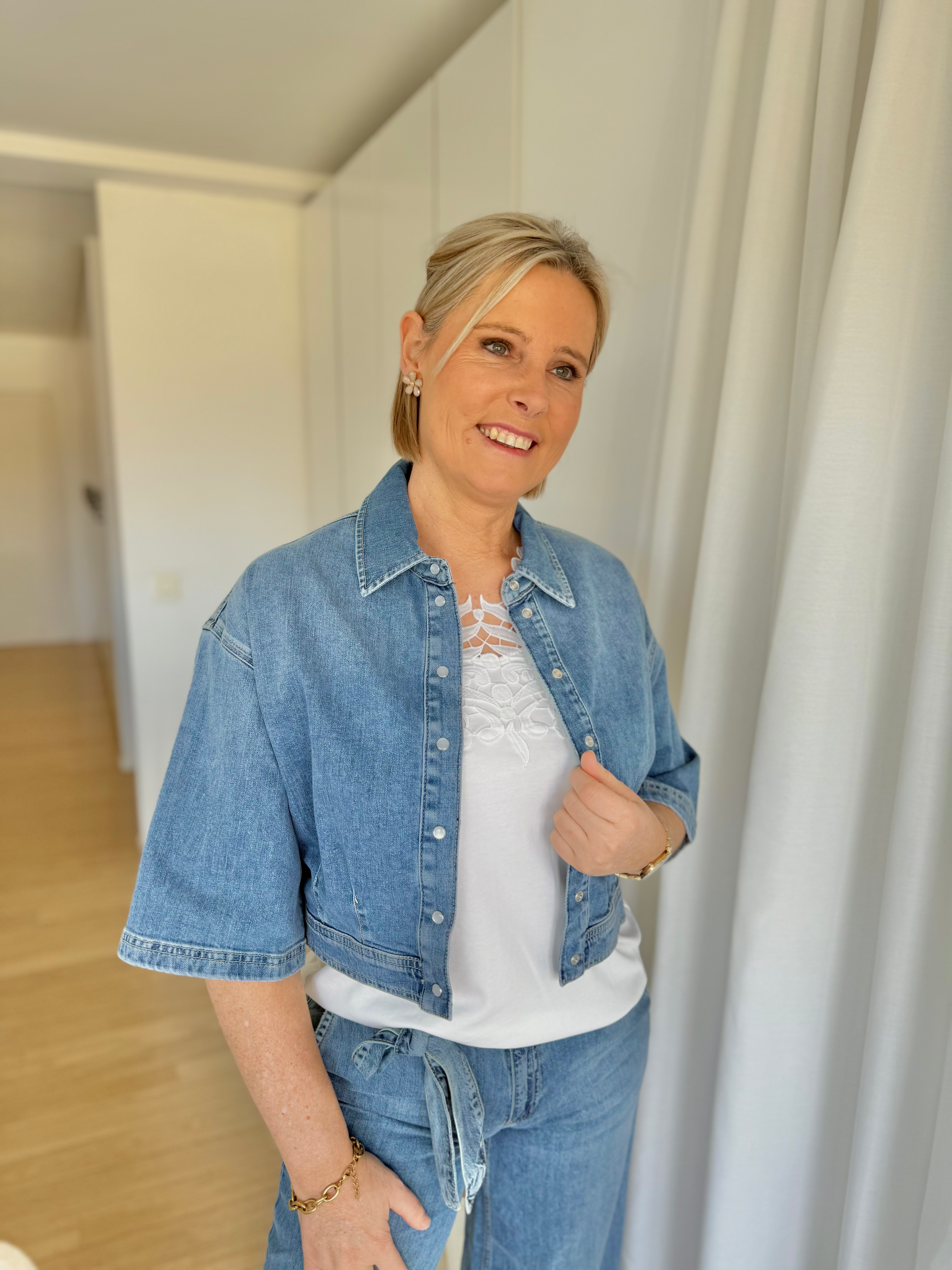 67016 Jeansjas met wijde mouwen extra kort model Para Mi