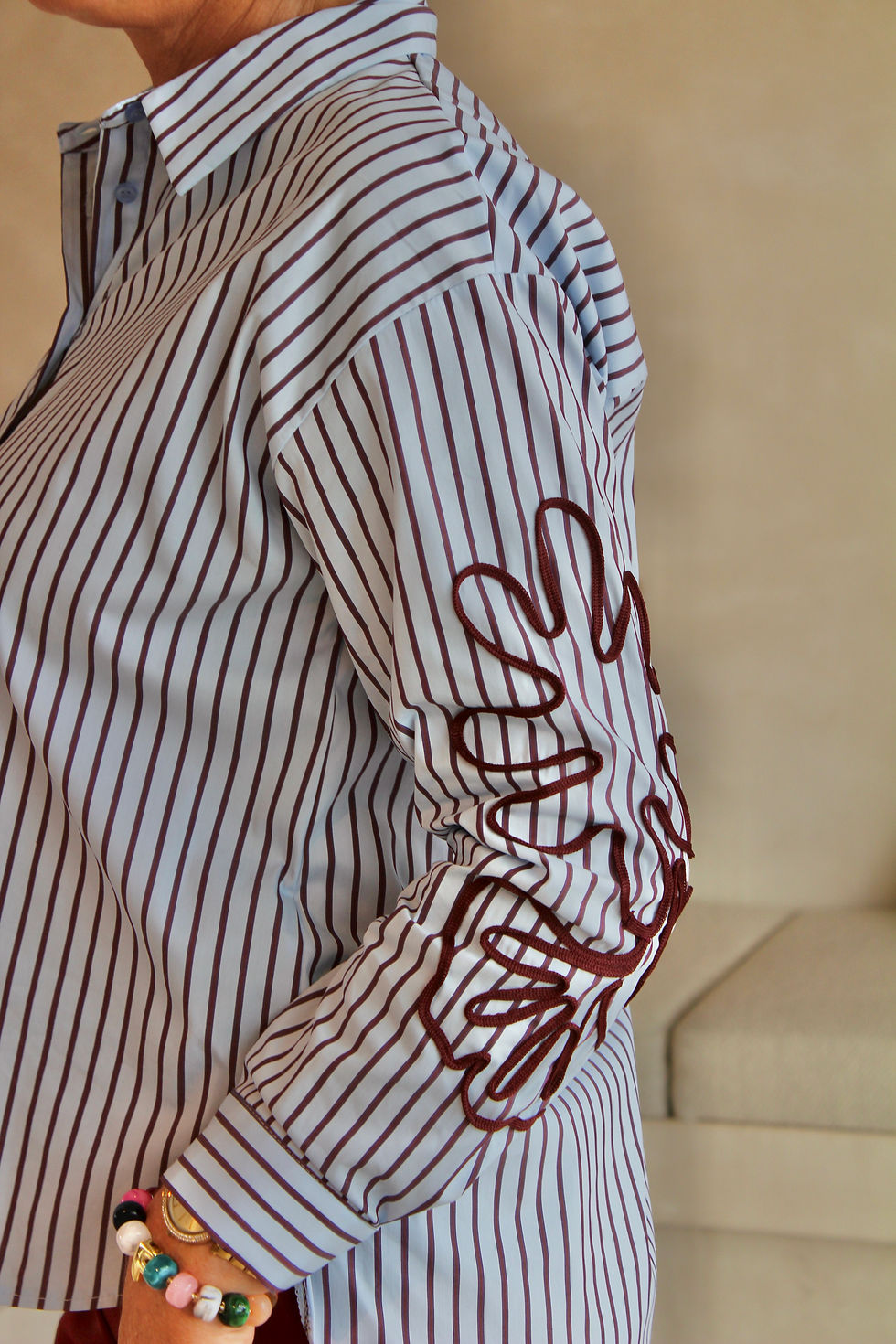 Thumbnail: 72567 Lichtblauwe hemdsblouse met bordeaux strepen en details Green Ice