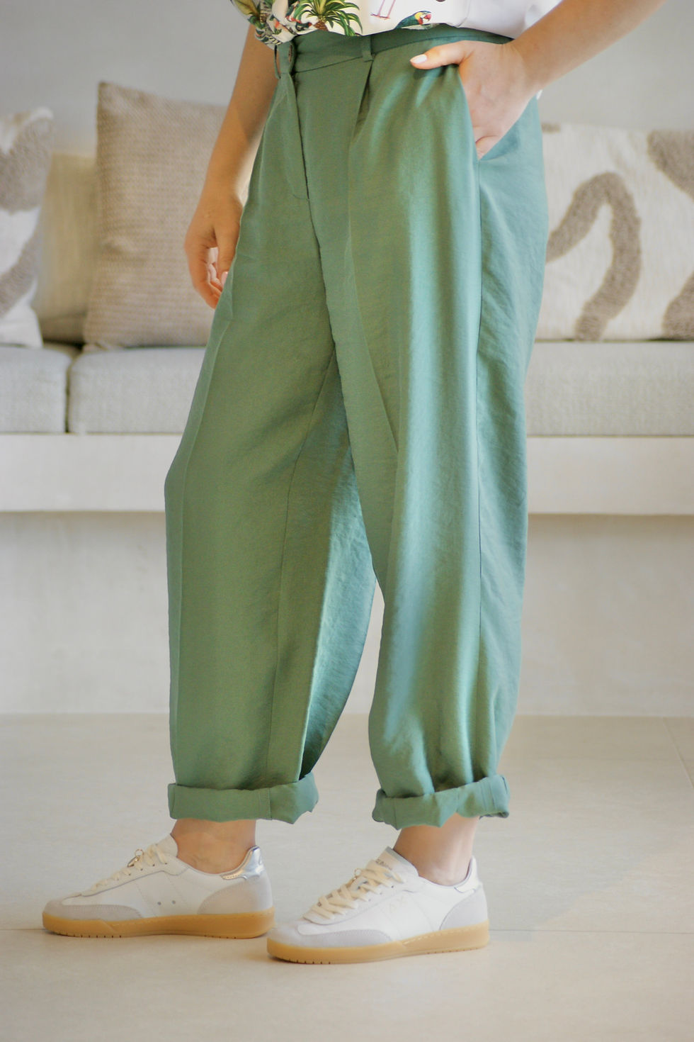 Thumbnail: 69665 Kakigroene broek met rekker onderaan Mayerline
