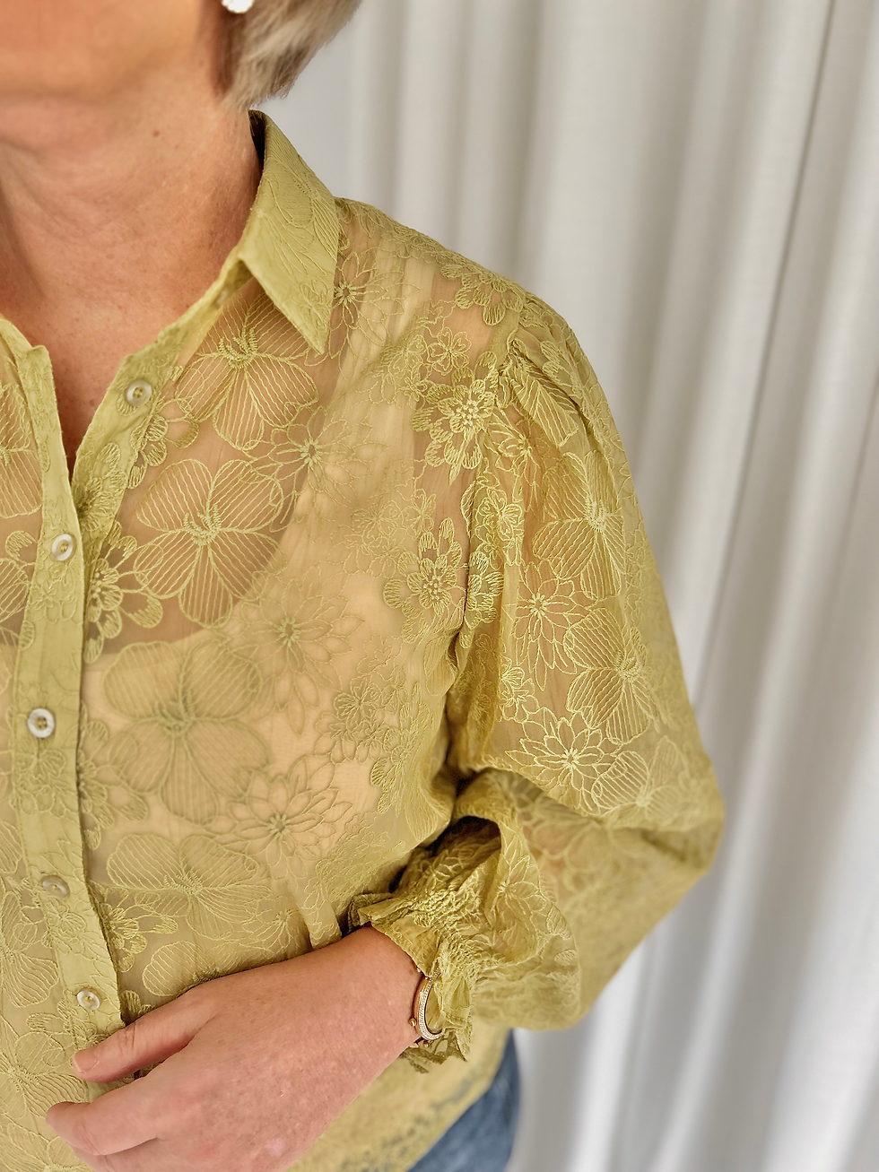 Thumbnail: 65523 Blouse in kantmotief licht kaki met ballonmouw Ydence