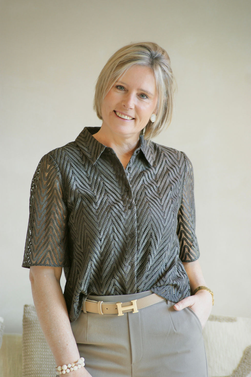 Thumbnail: 70014 Donkerbruine blouse in kantmotief Comma