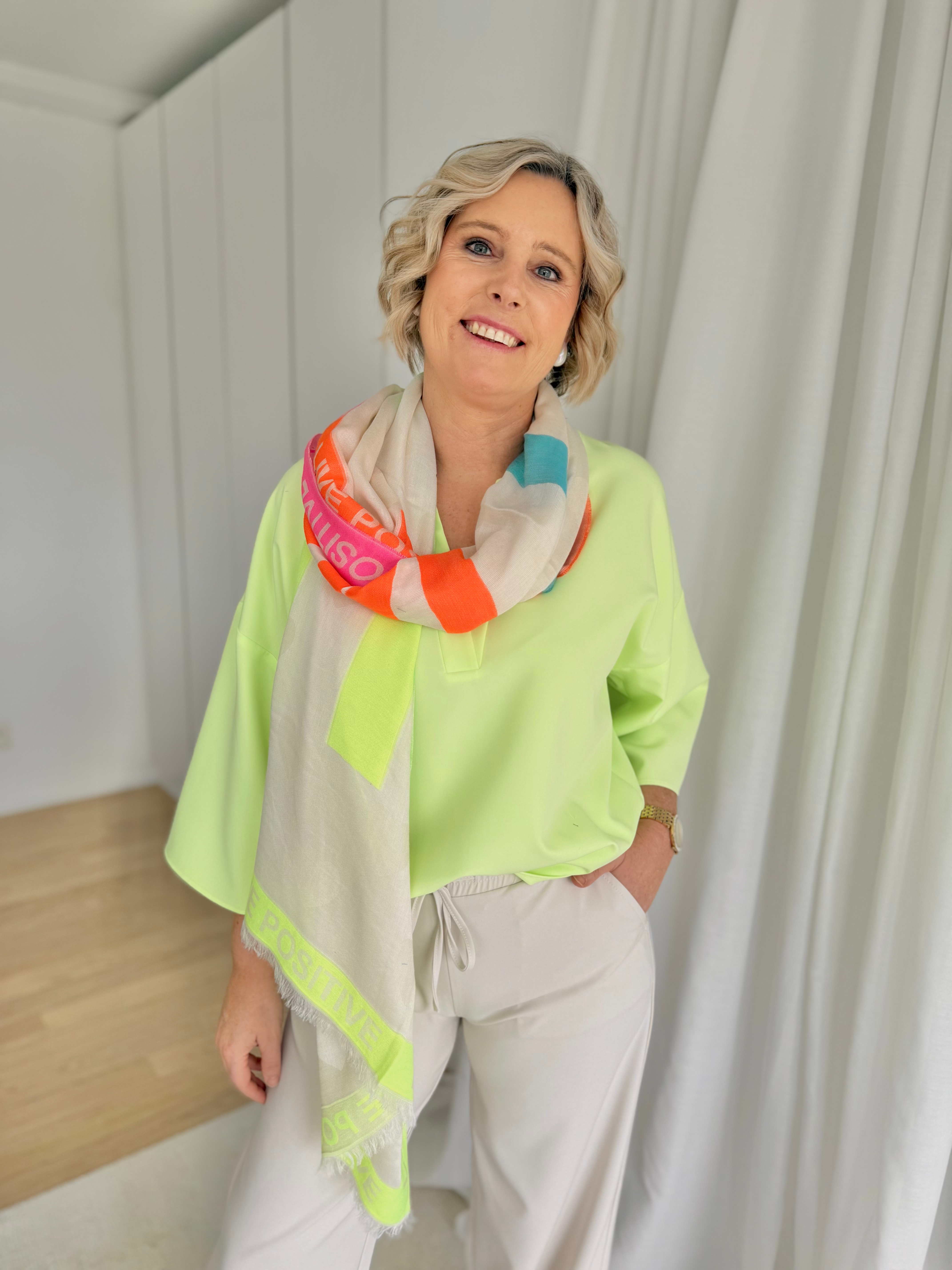 67685 Ecru sjaal in fluo-kleuren met opschrift 'Happy' LM