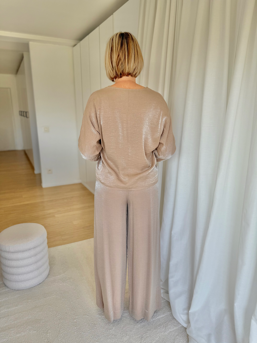 Thumbnail: 66778 Glanzende broek in goudkleur met wijde pijpen Mayerline