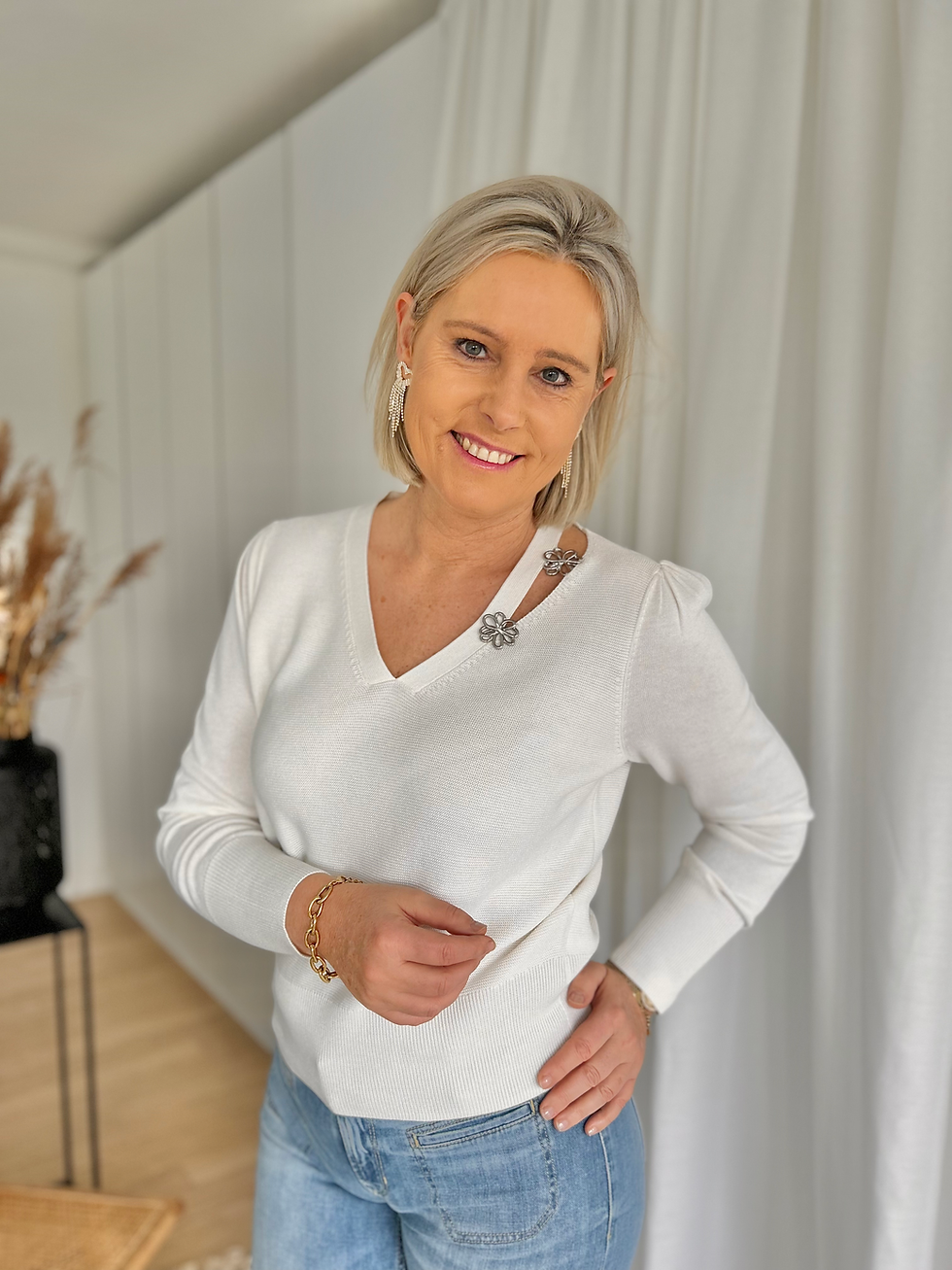 Thumbnail: 63430 Witte trui met uitsnijding en zilveren bloemen Caroline Biss