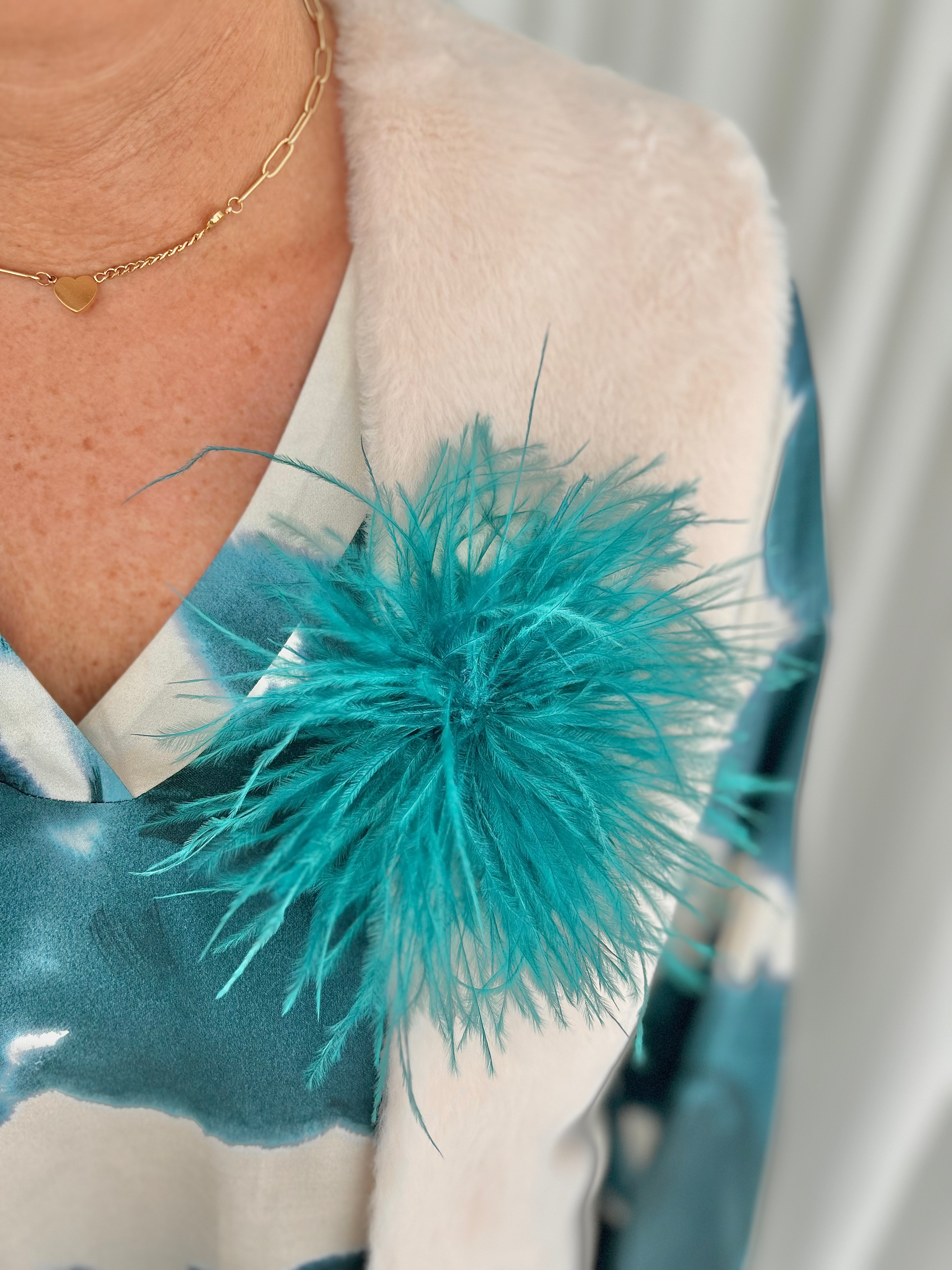 65627 Petrolkleurige broche met veren LM