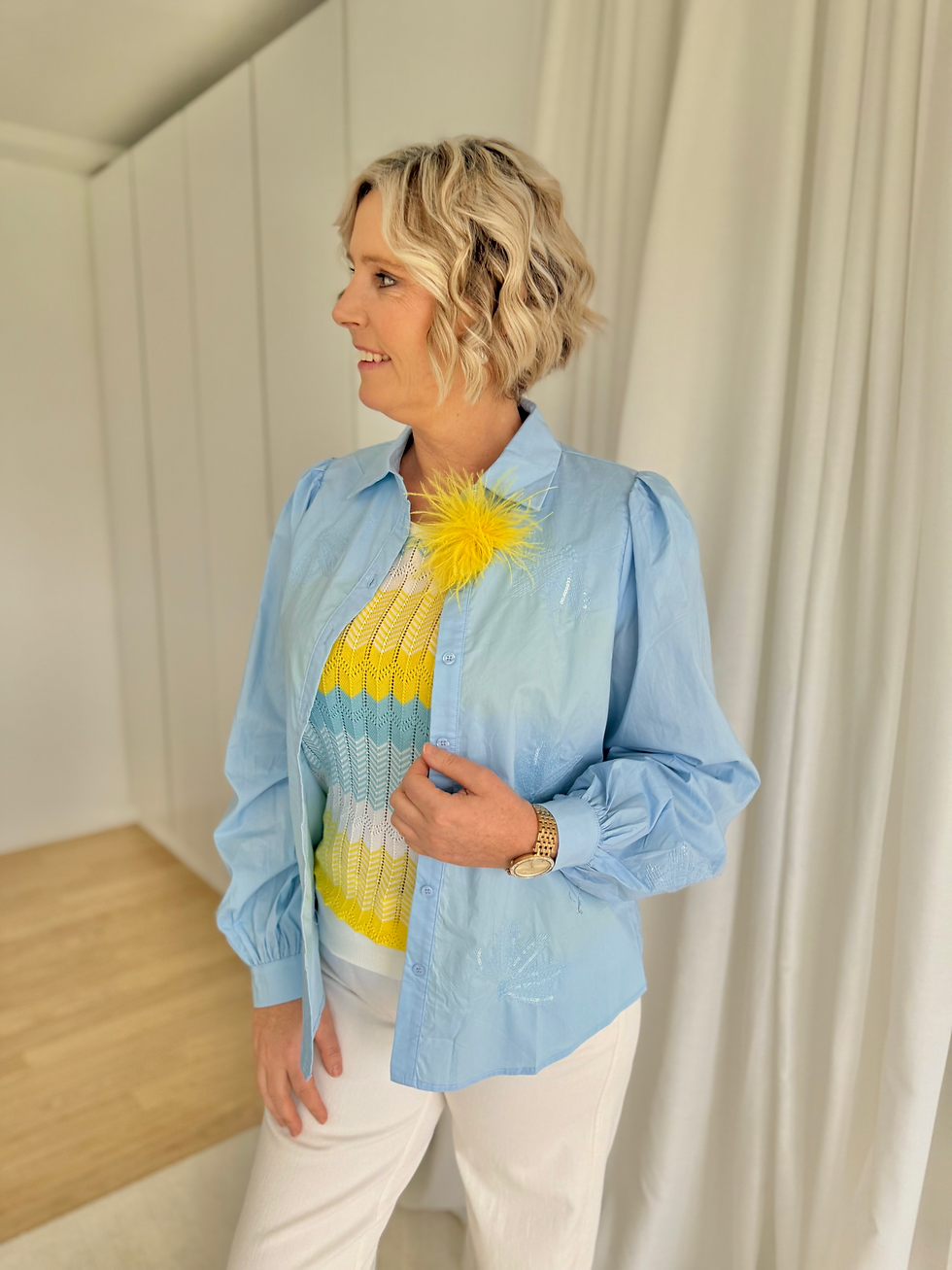 Thumbnail: 65909 Lichtblauwe hemdsblouse met palmprint in ton-sur-ton pailletten CSL