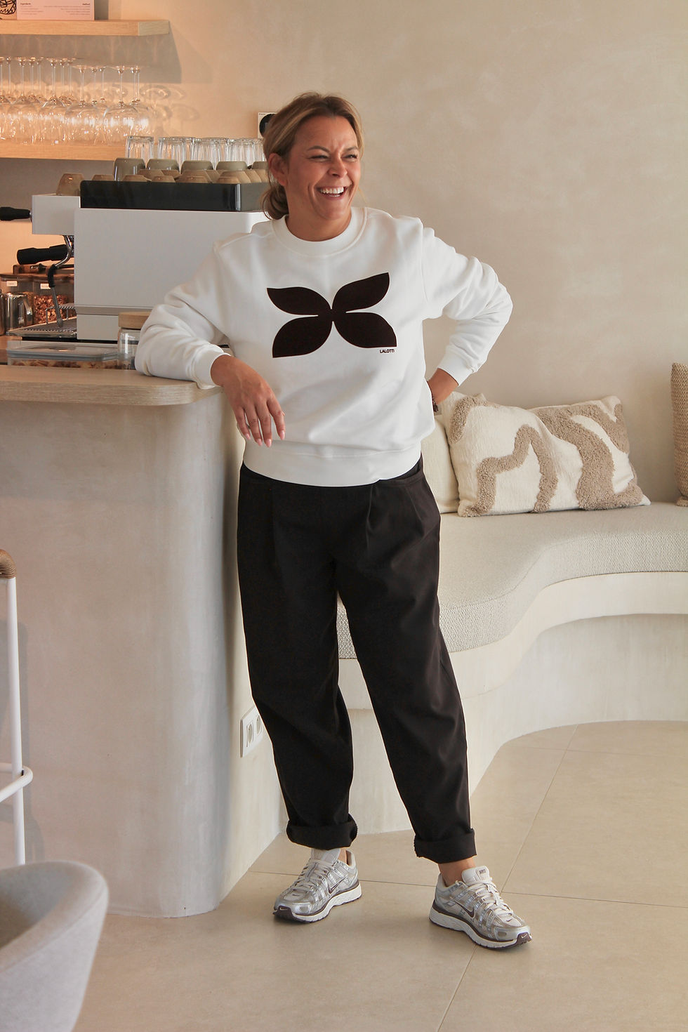 Thumbnail: 71360 Ecru CHARM sweater met donkerbruin logo La Lotti