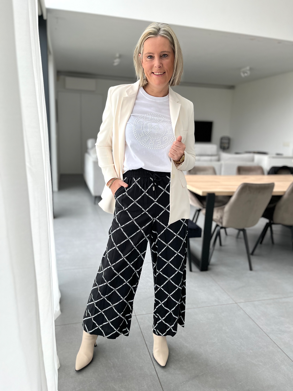 Thumbnail: 59772 Zwart broek op rek met logo KARL LAGERFELD