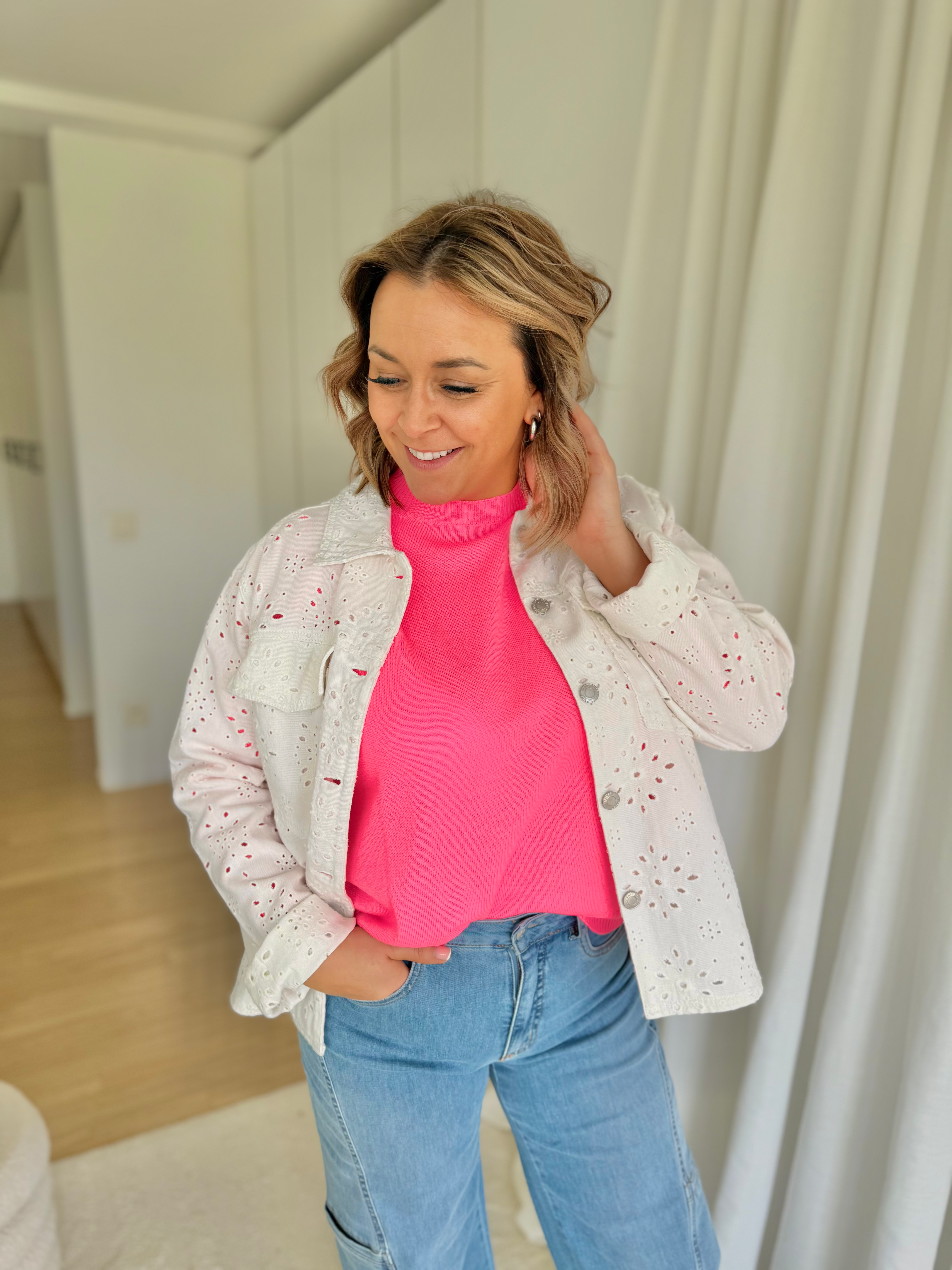 65518 Witte jas in doorstikt kantmotief Freequent