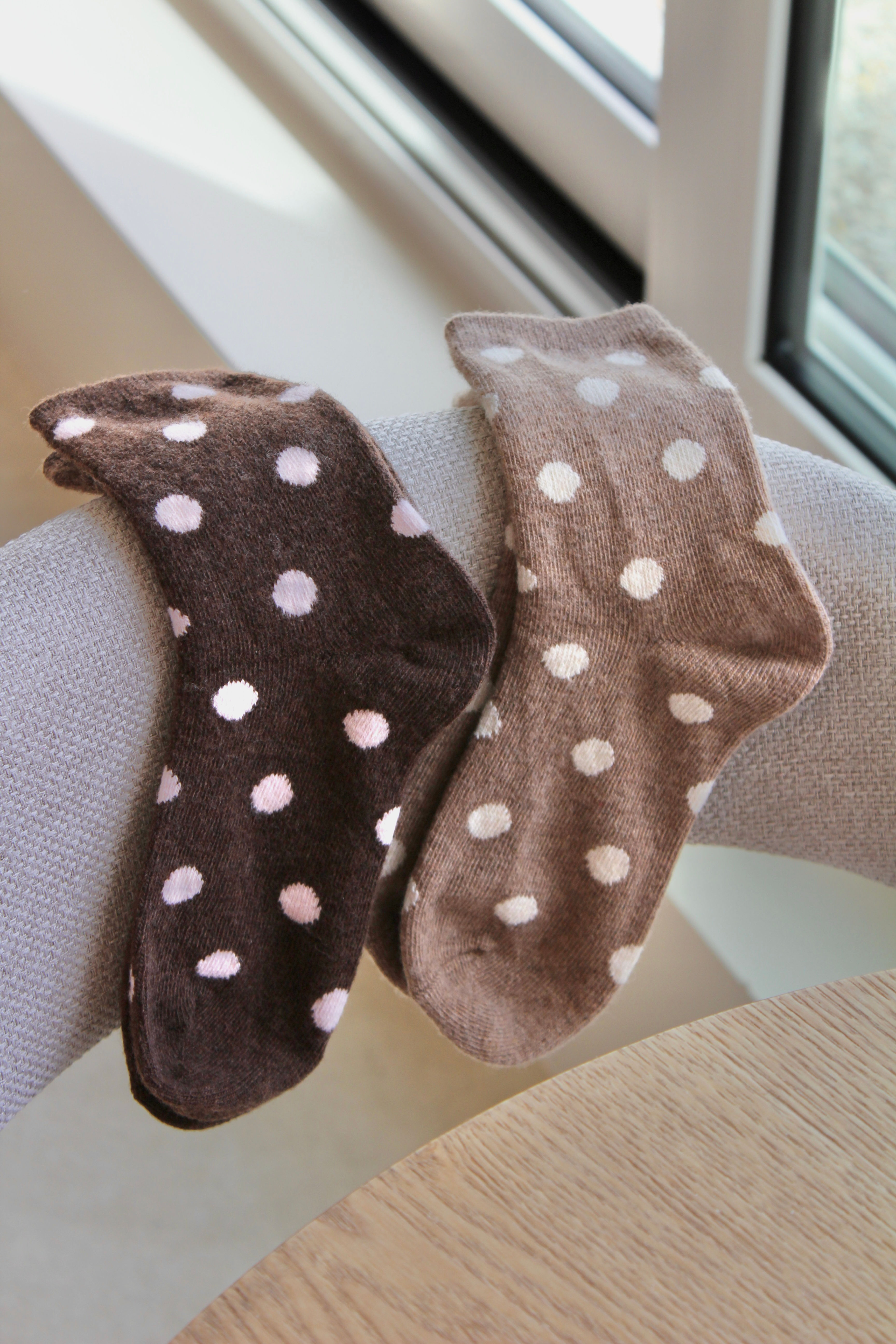 73464 Bruine (links) trendy sokken met roze polka dots GWY