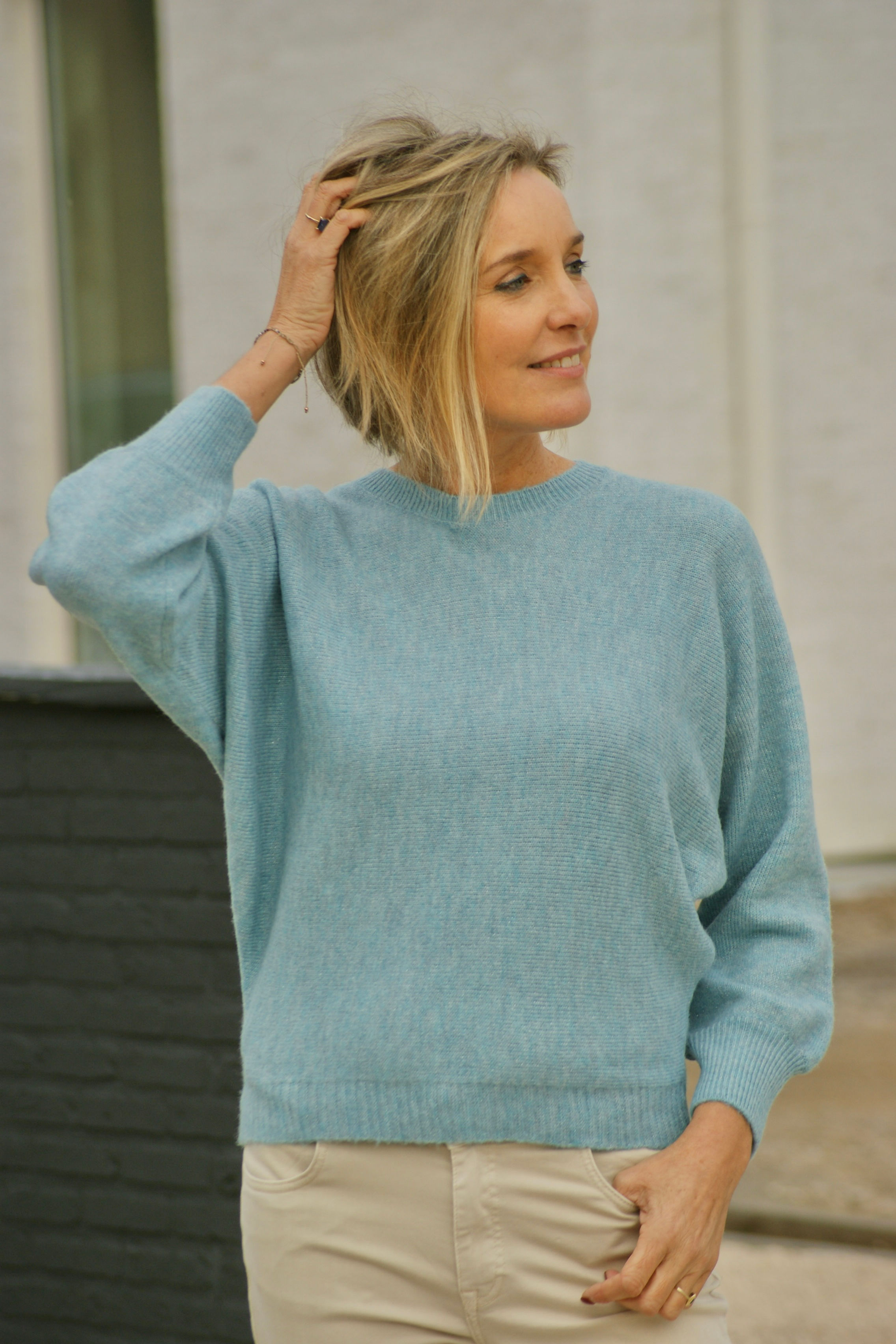 67560 Lichtblauwe zachte trui met vlindermouw Signe & Nature