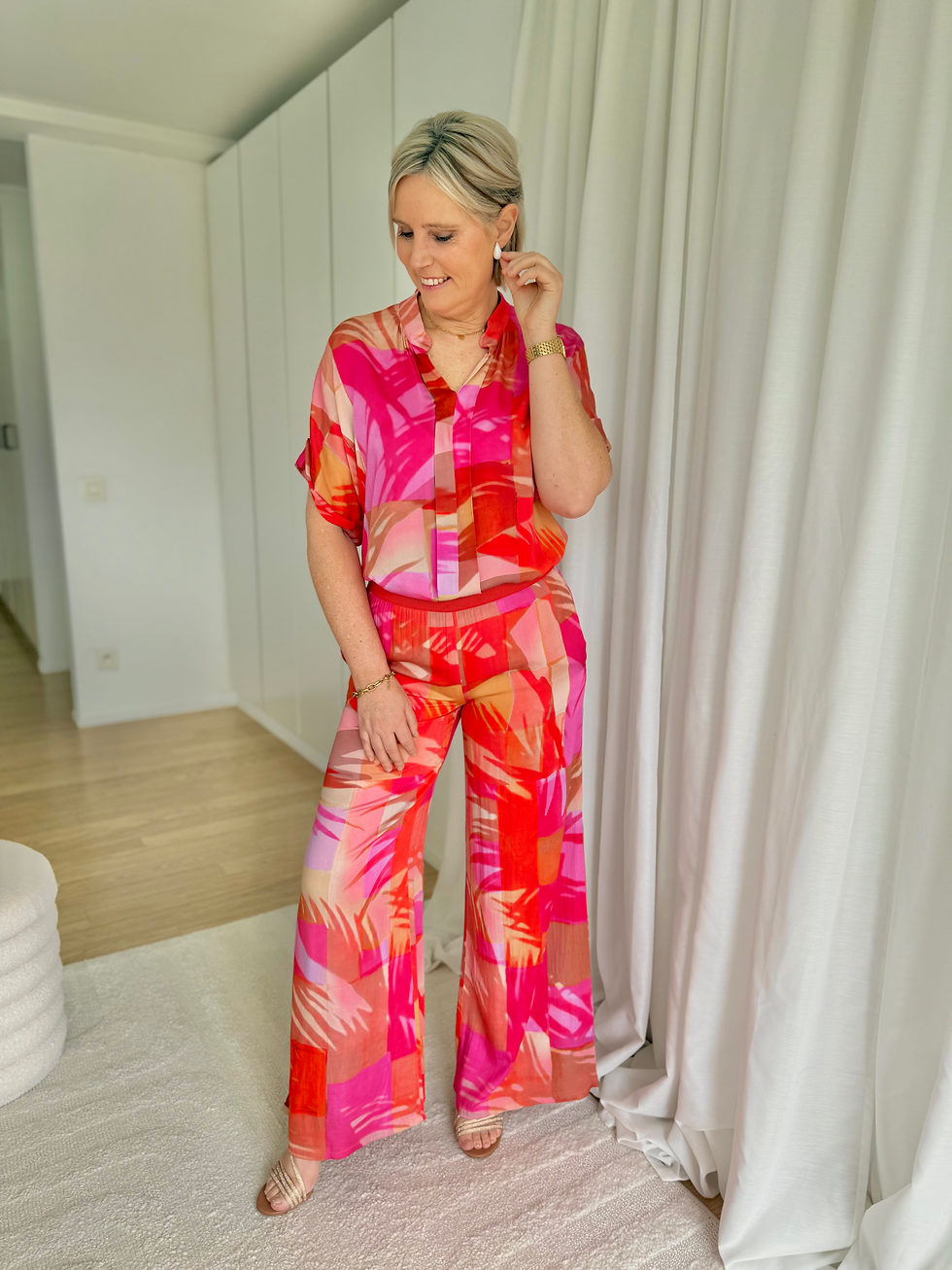 Thumbnail: 66037 Viscose blouse in fuchsia/koraalrode print Caroline Biss