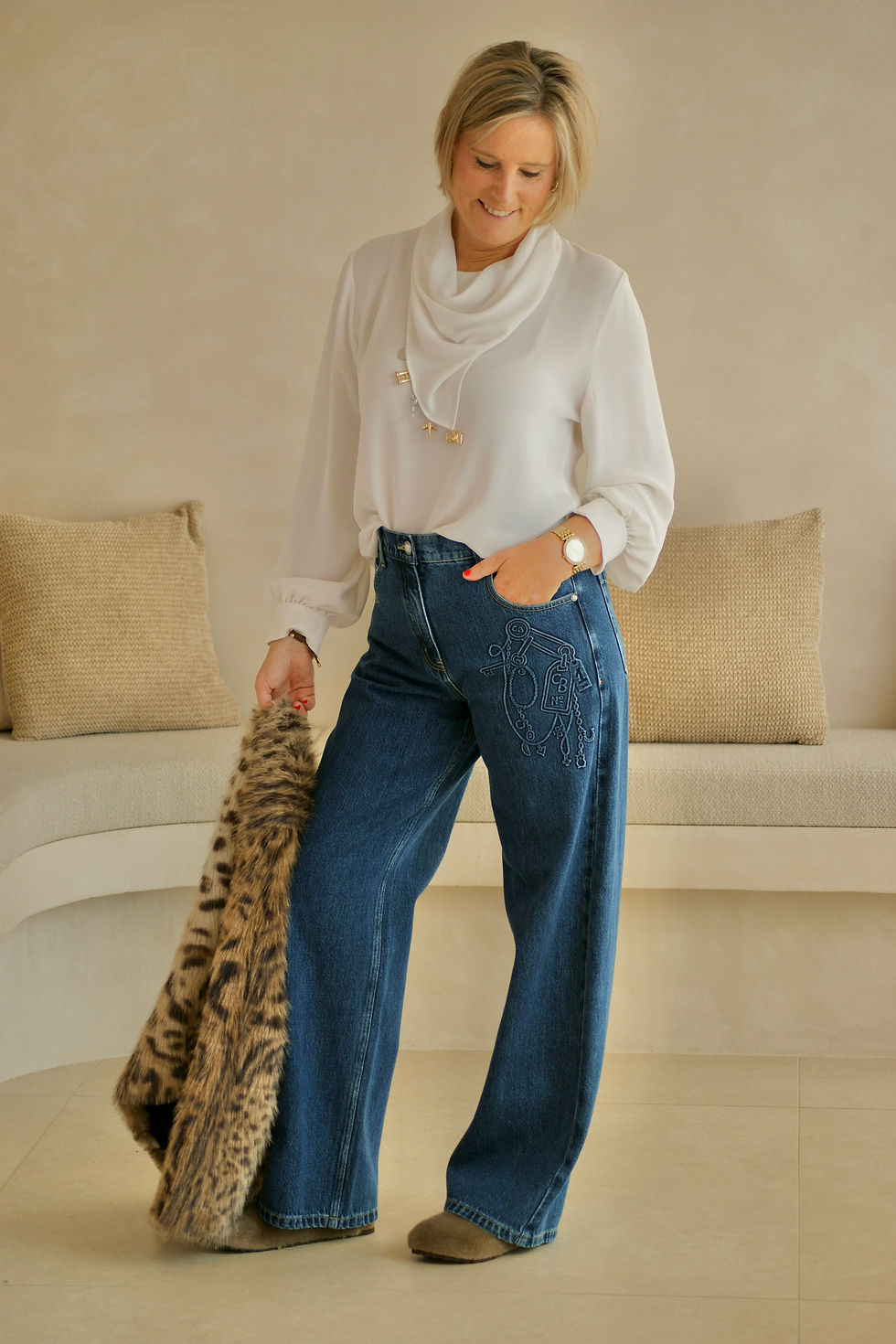 Thumbnail: 71585 Ecru blouse in crêpe-stof met hangkraag en bedels Caroline Biss