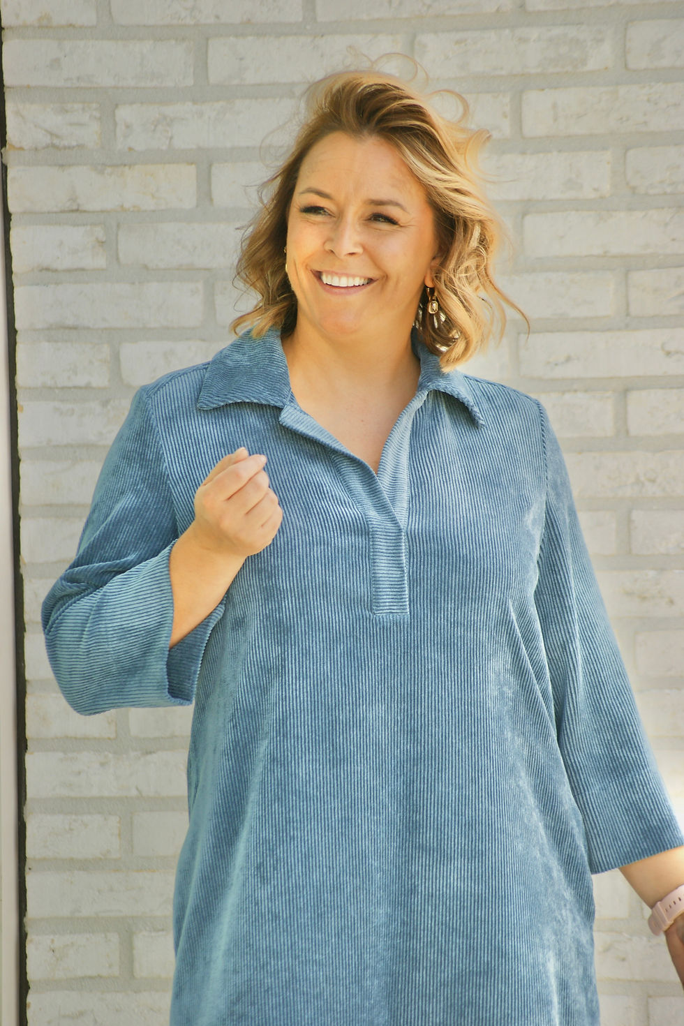 Thumbnail: 68298 Jeansblauwe ribfluwelen jurk met v-hals Marie Méro