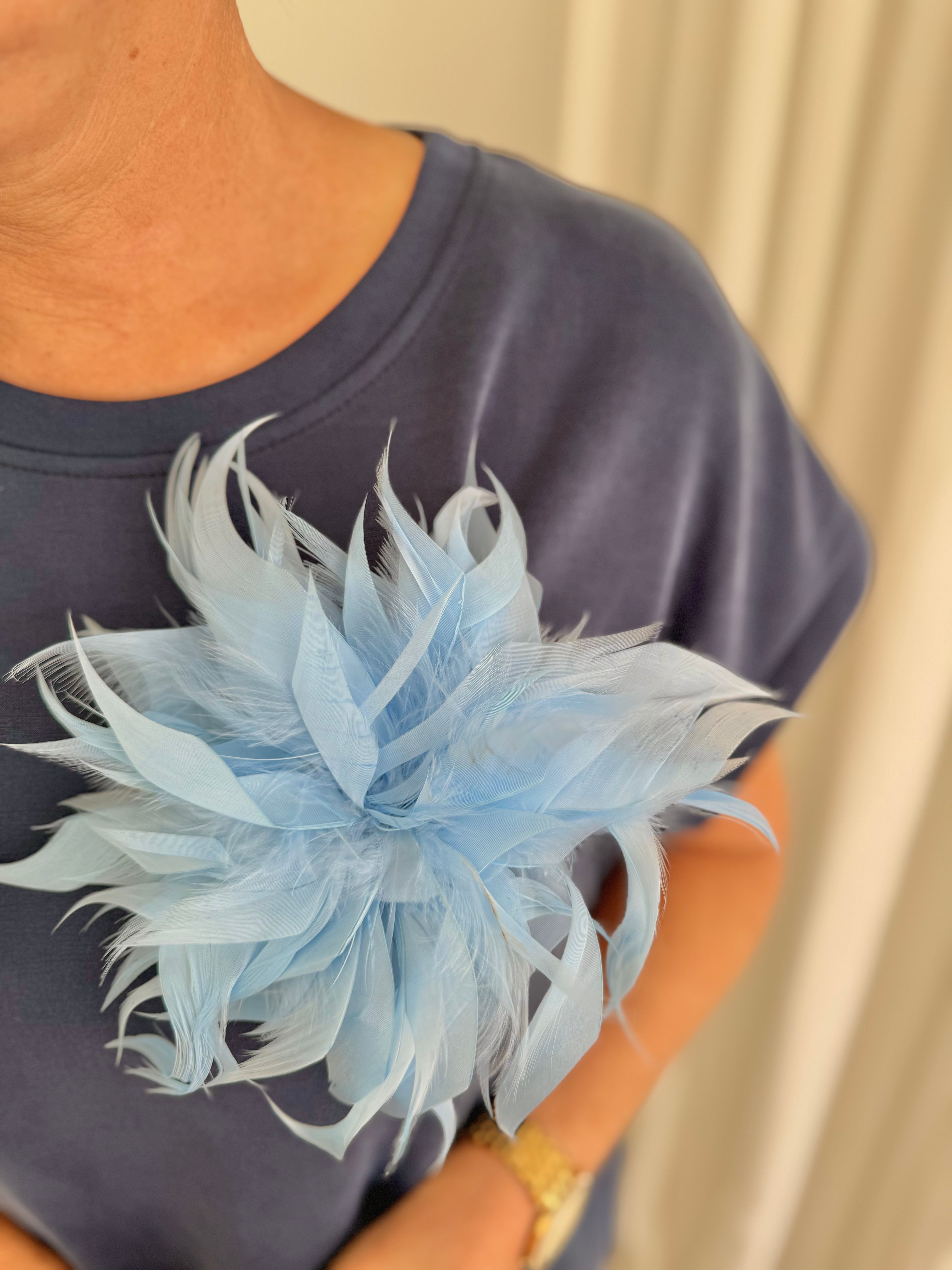 69374 Lichtblauwe broche met dikke veren SE