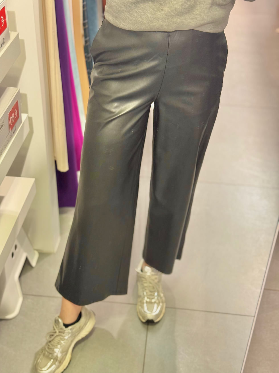 Thumbnail: 55880 Zwarte leder-look broek Ichi