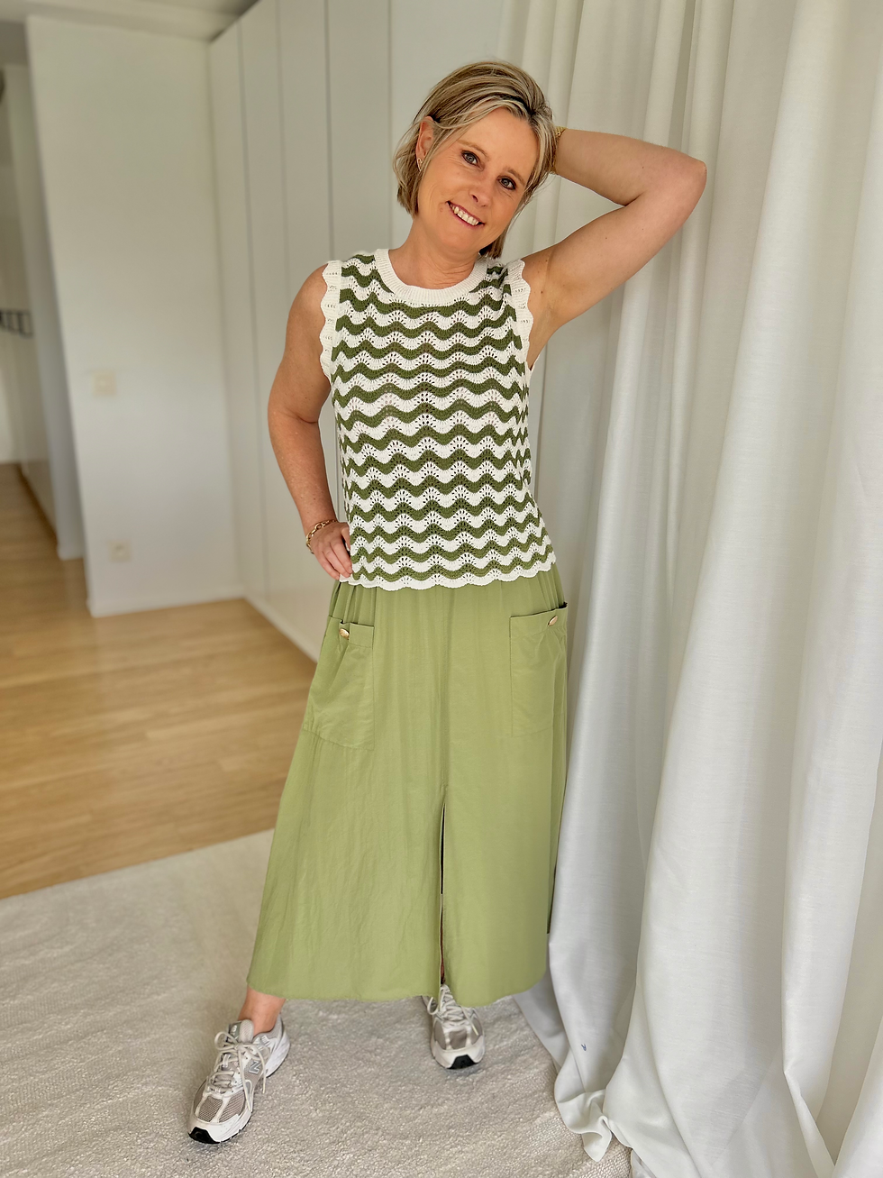 Thumbnail: 66756 Kakigroene rok op elastiek met goudkleurige detailknopen Caroline Biss