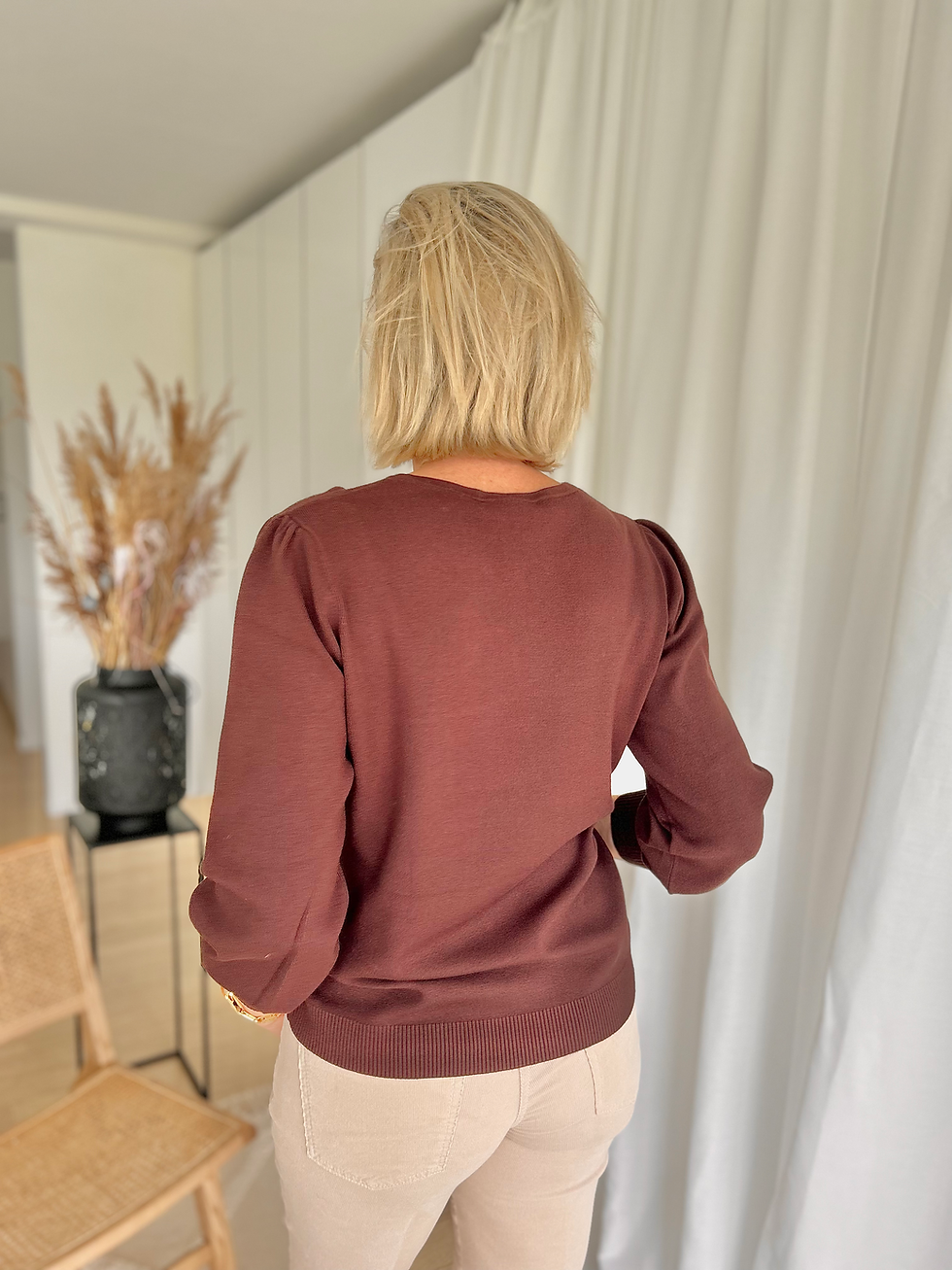 Thumbnail: 60970 Donkerbruine v-hals trui zonder wol Her.