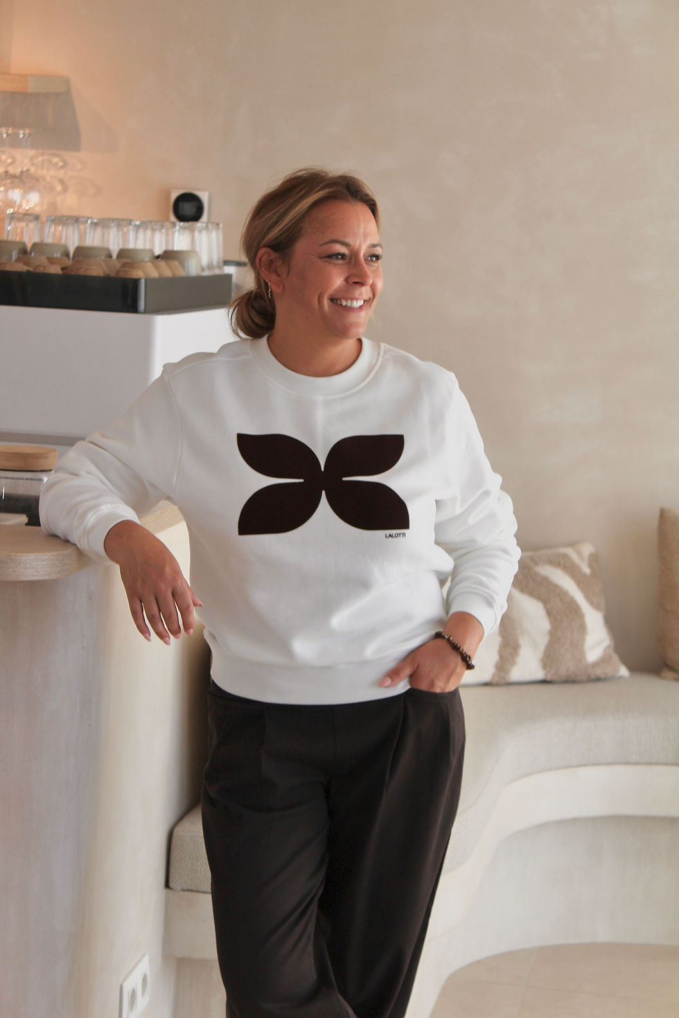 Thumbnail: 71344 Donkerbruine jeans barrel model JANETH met rekker in de rug La L