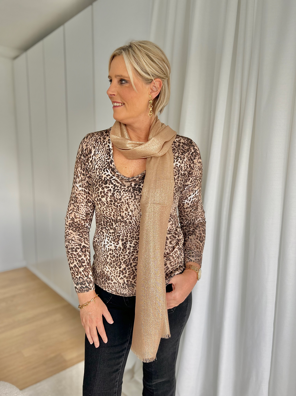 Thumbnail: 61602 Trui met v-hals in fijne kwaliteit leopard motief Leo & Ugo