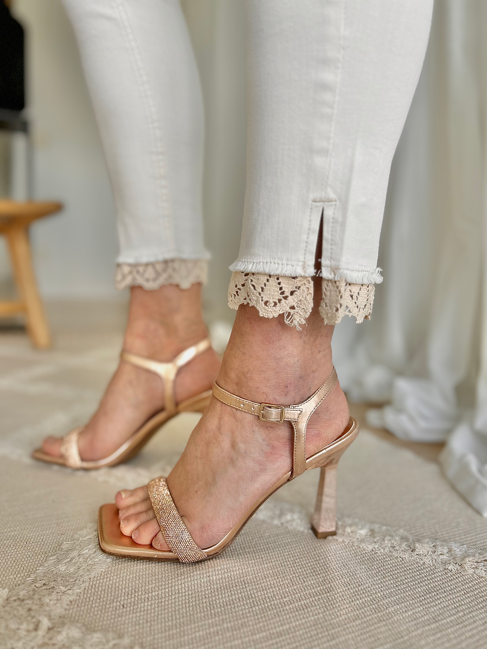 Thumbnail: 63886 Beige 7/8e jeans met kant onderaan model "CAPRI LACE" van Para Mi