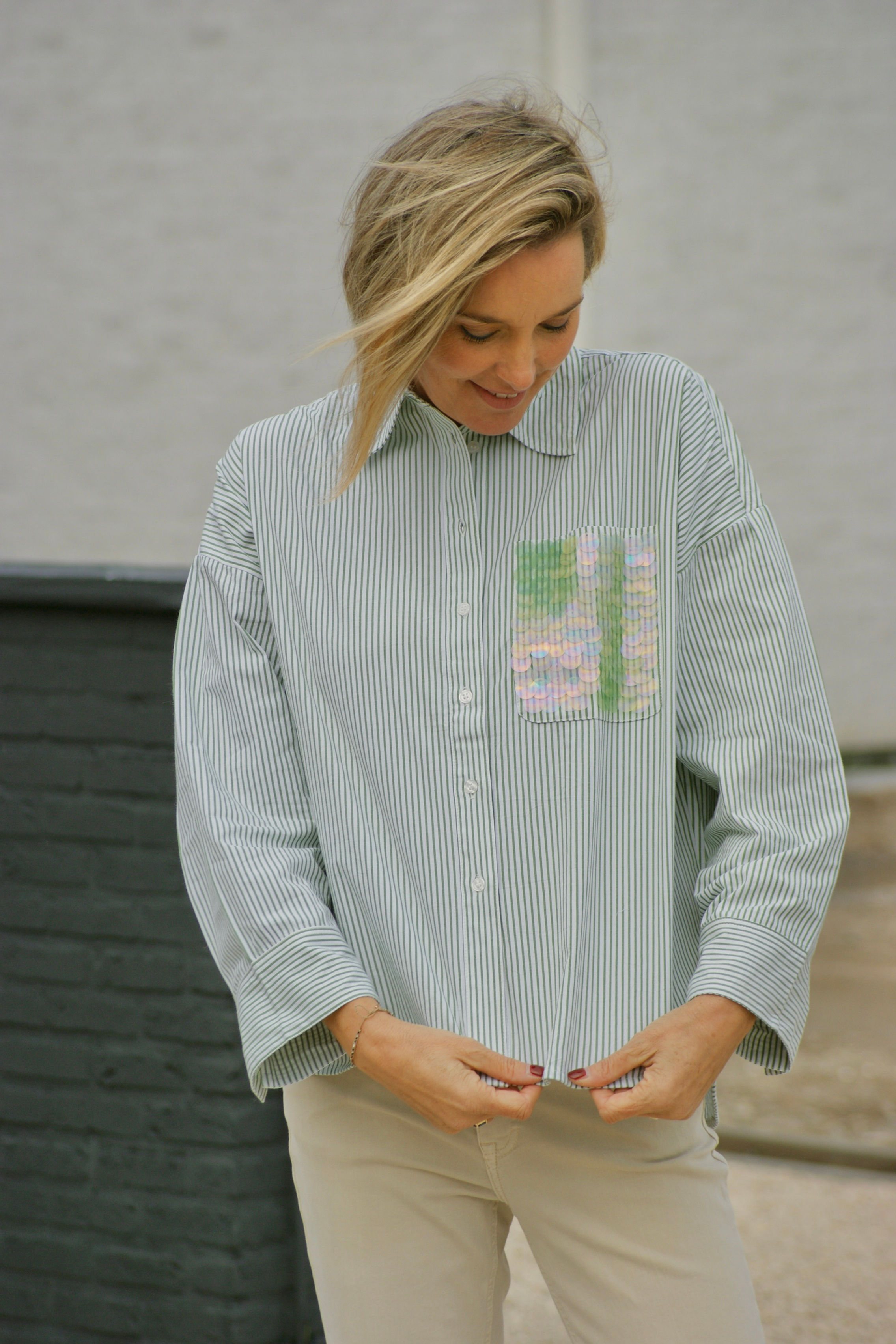 68365 Hemdsblouse met lichtgroene strepen en pailletten Nümph