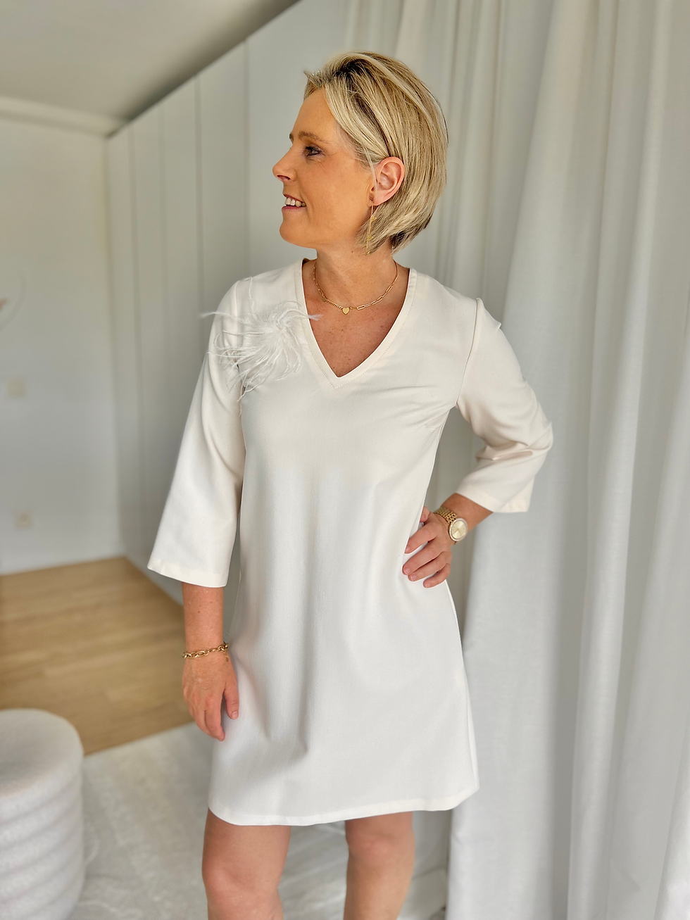 Thumbnail: 64887 Korte ecru jurk met broche A-lijn model Atmos