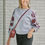 Thumbnail: 68013 Grijze sweater met bordeaux motief in pailletten op mouw Senso
