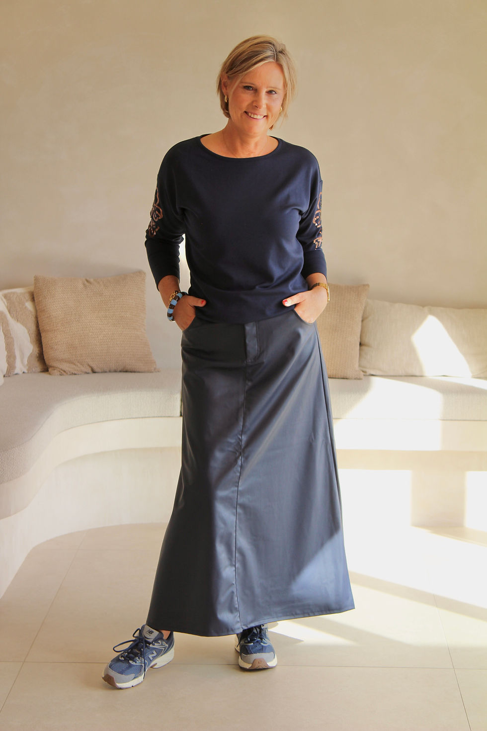Thumbnail: 72475 Donkerblauwe sweater met mouw-motief in pailletten Signe & Nature