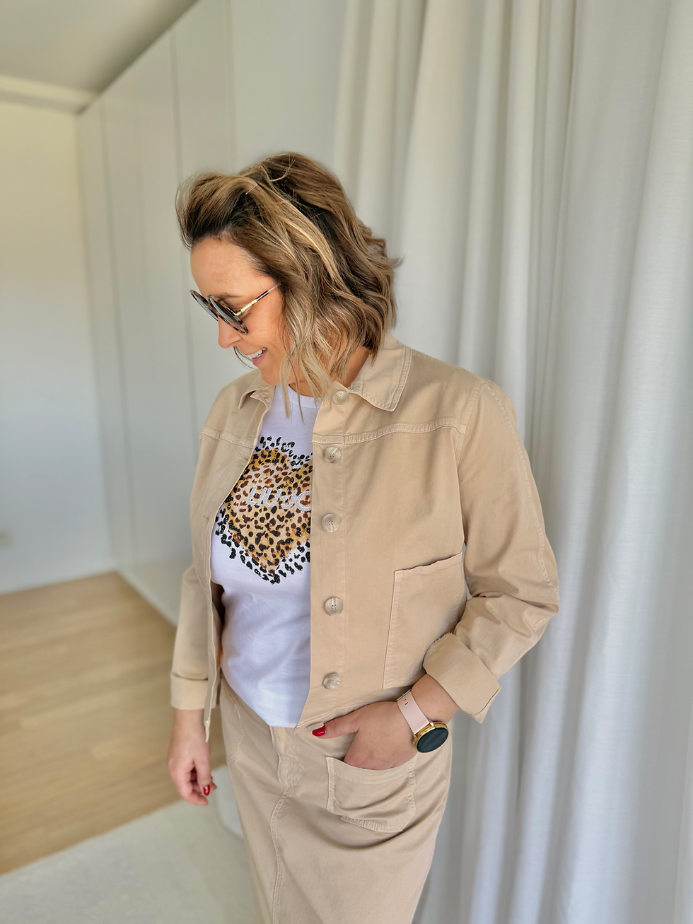 Thumbnail: 66230 Beige katoenen jas met rekker achteraan Signe & Nature