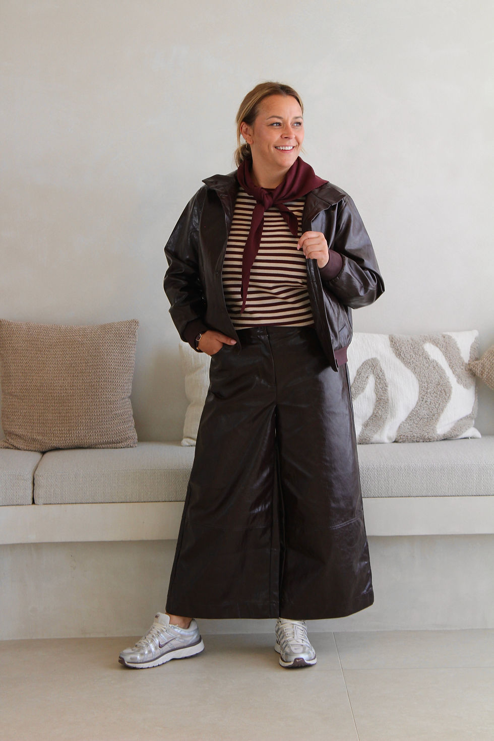 Thumbnail: 71515 Donkerbruine hippe broek in glanzende kwaliteit Senso