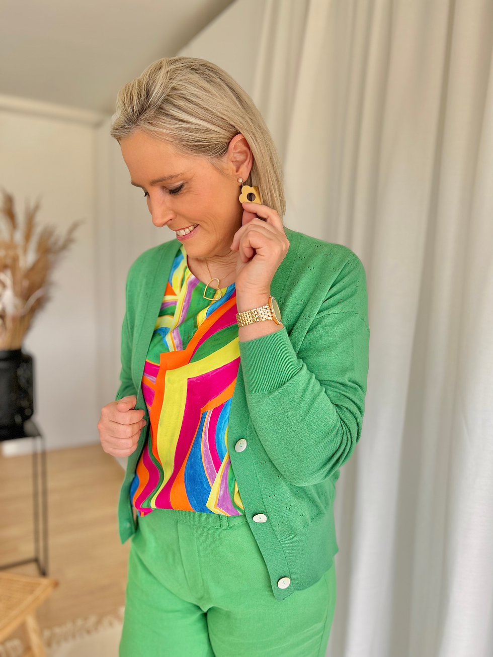 Thumbnail: 61058 Grasgroenen linnen broek op rek model "HANNAH" van Para Mi