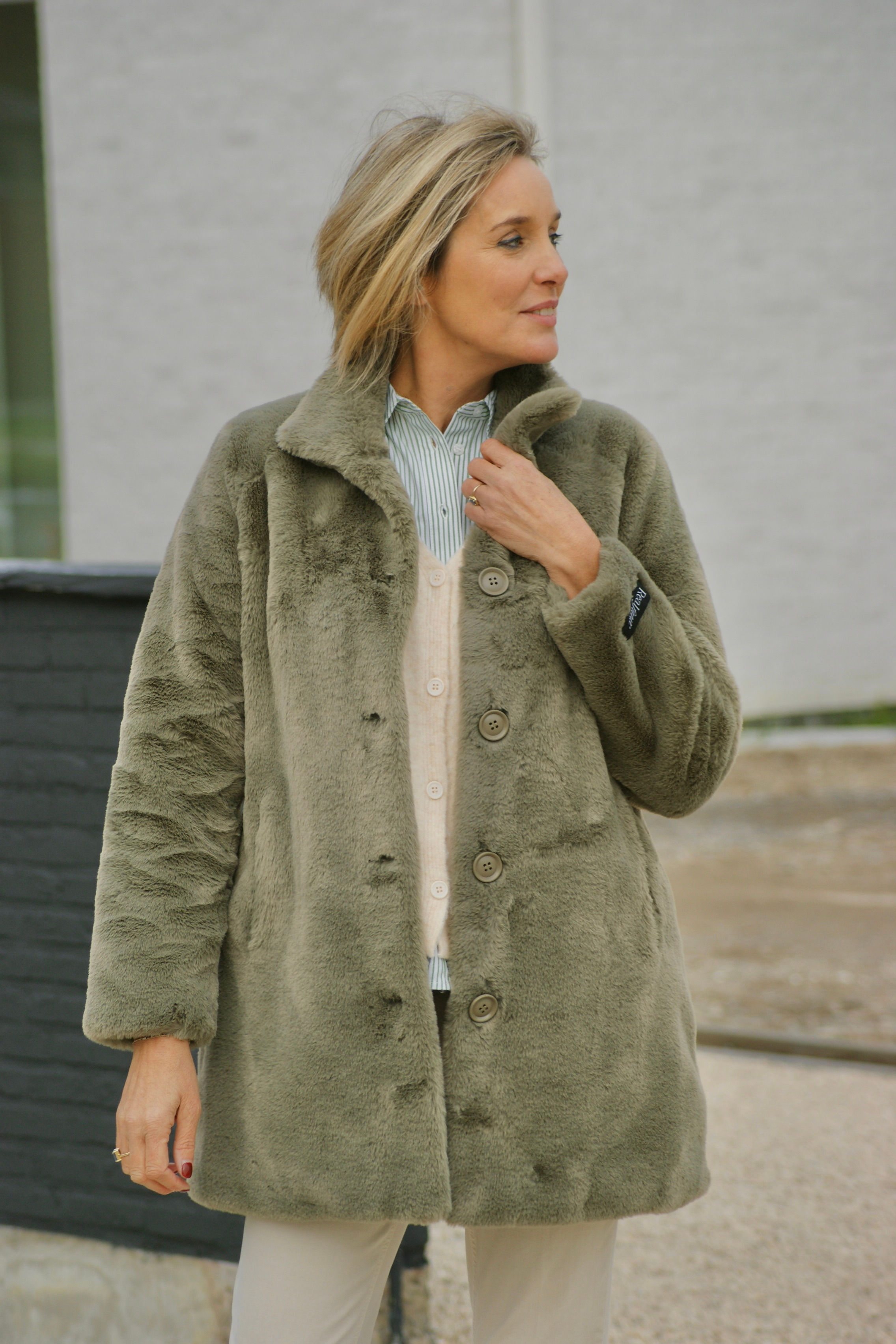 67292 Halflange kakigroene fluffy jas Rino & Pelle