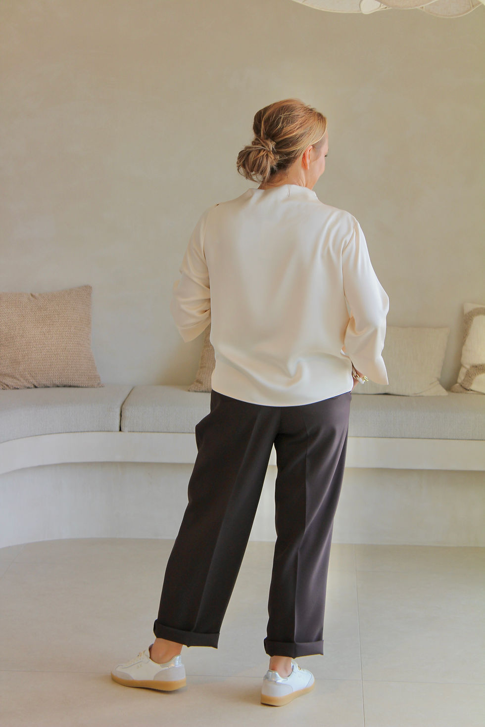 Thumbnail: 71332 Donkerbruine geklede broek met plooien model ‘Ortensia’ van Cambio