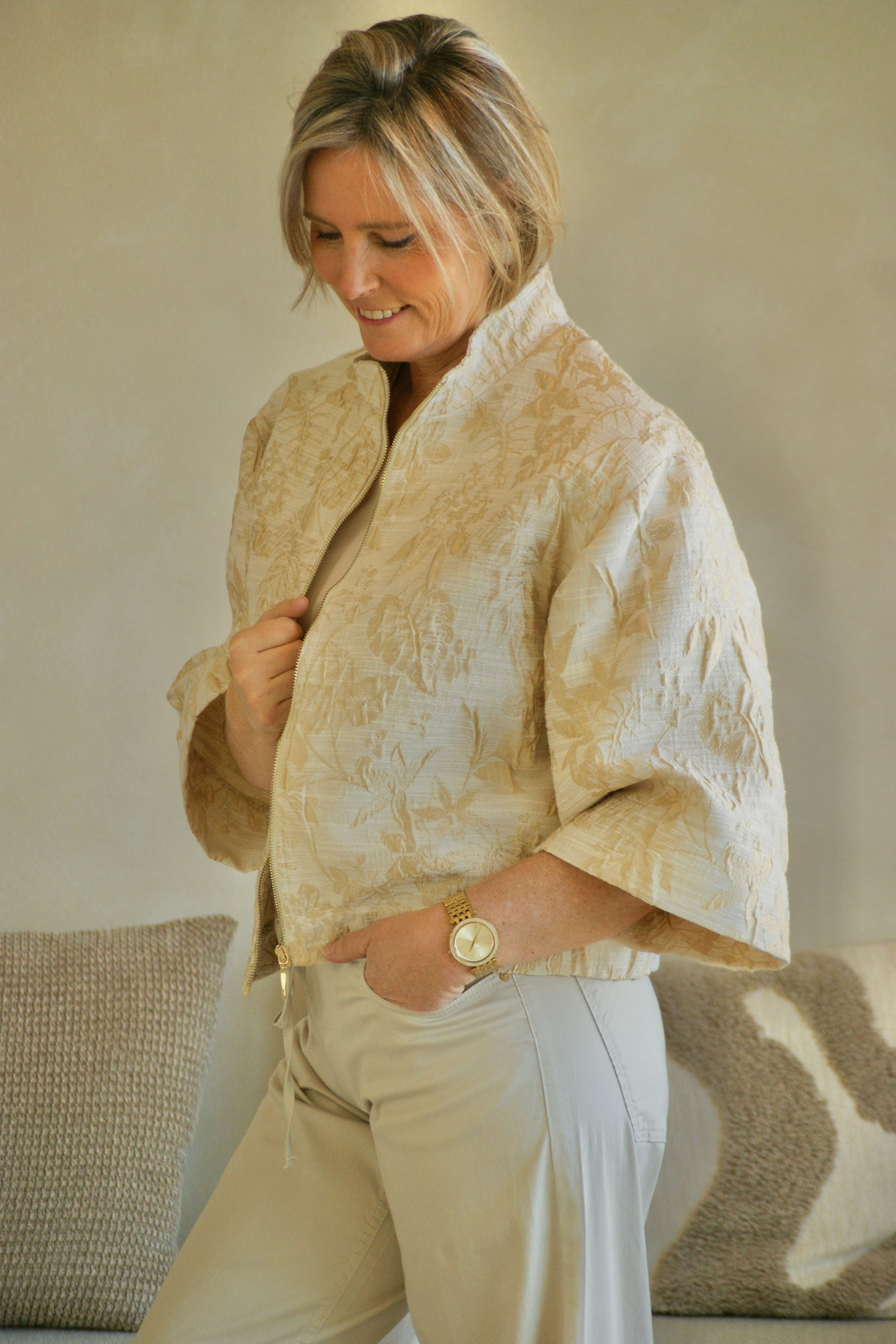 71881 Gekleed jasje in elegante beige/goud print Green ICE