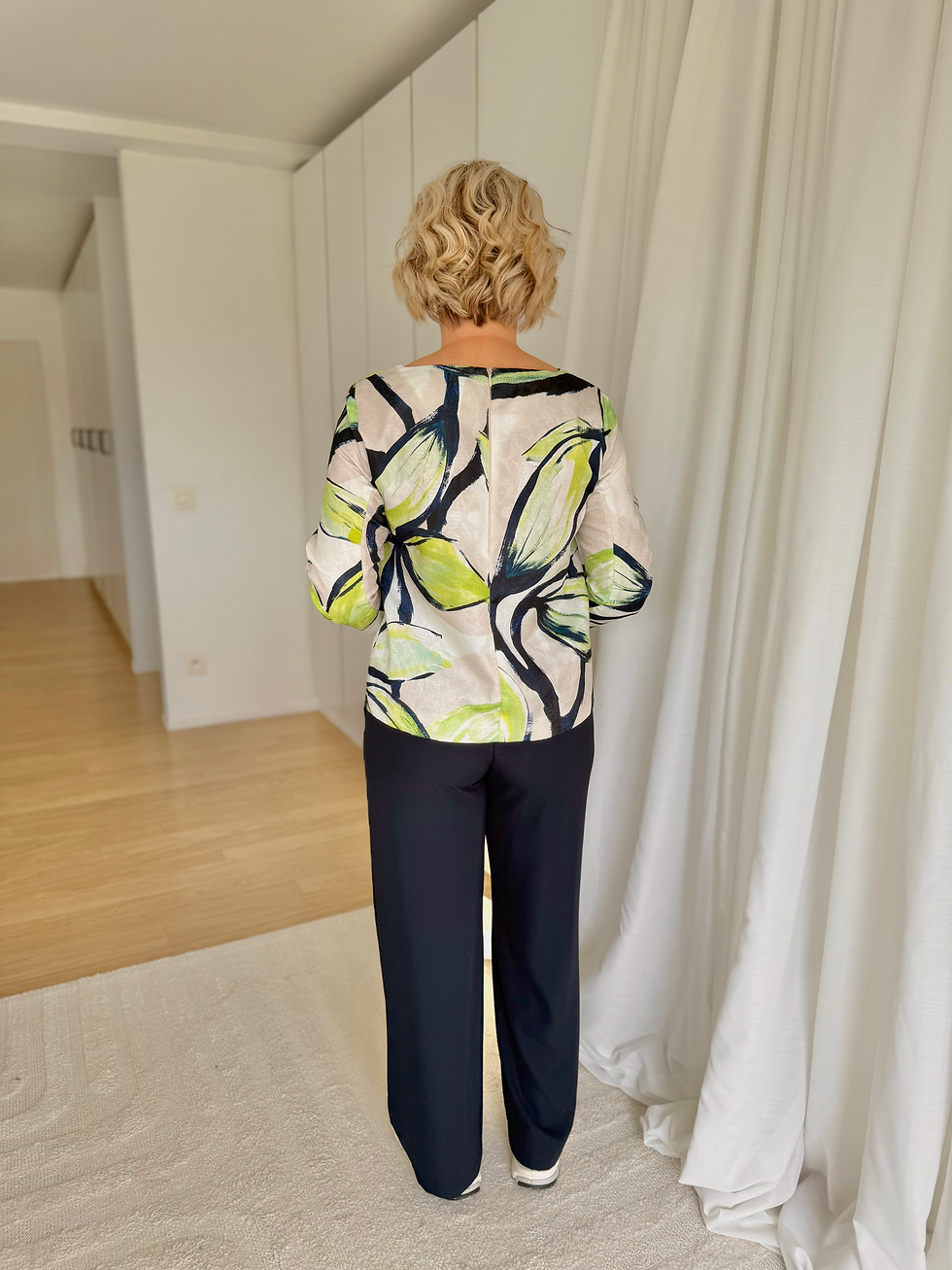 Thumbnail: 65441 Blouse met print in feestelijke, licht glanzende stof en rits Xandres