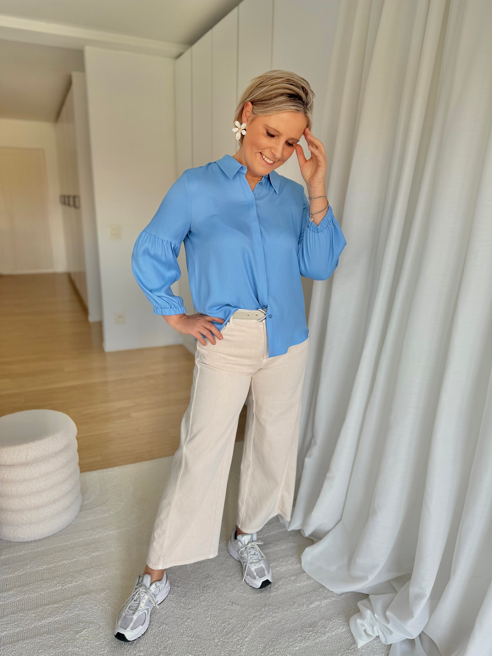 Thumbnail: 65444 Felblauwe hemdsblouse met lichte ballonmouw Xandres