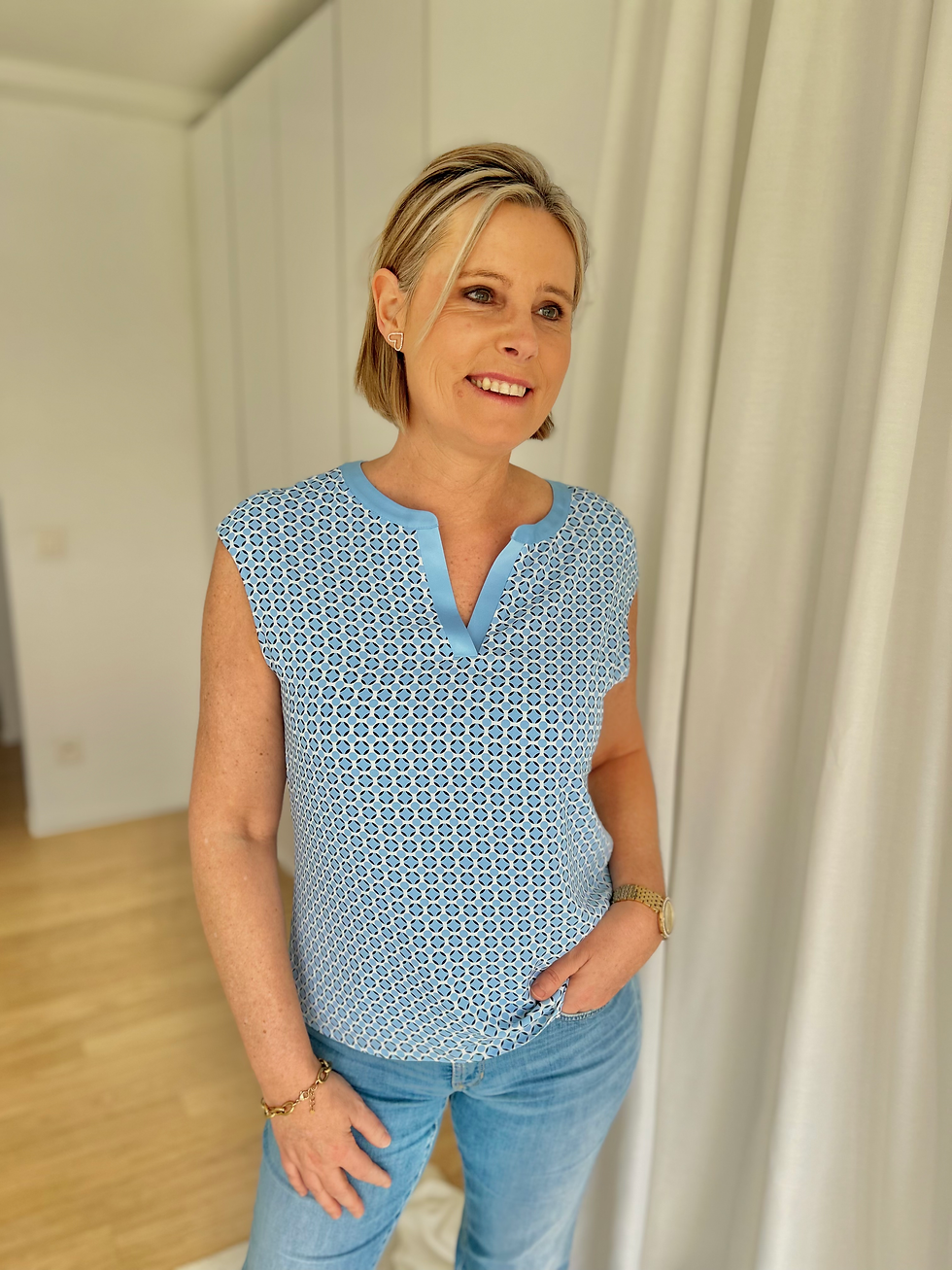 Thumbnail: 65837 Lichtblauwe blouse met fijne print zonder mouwen Comma