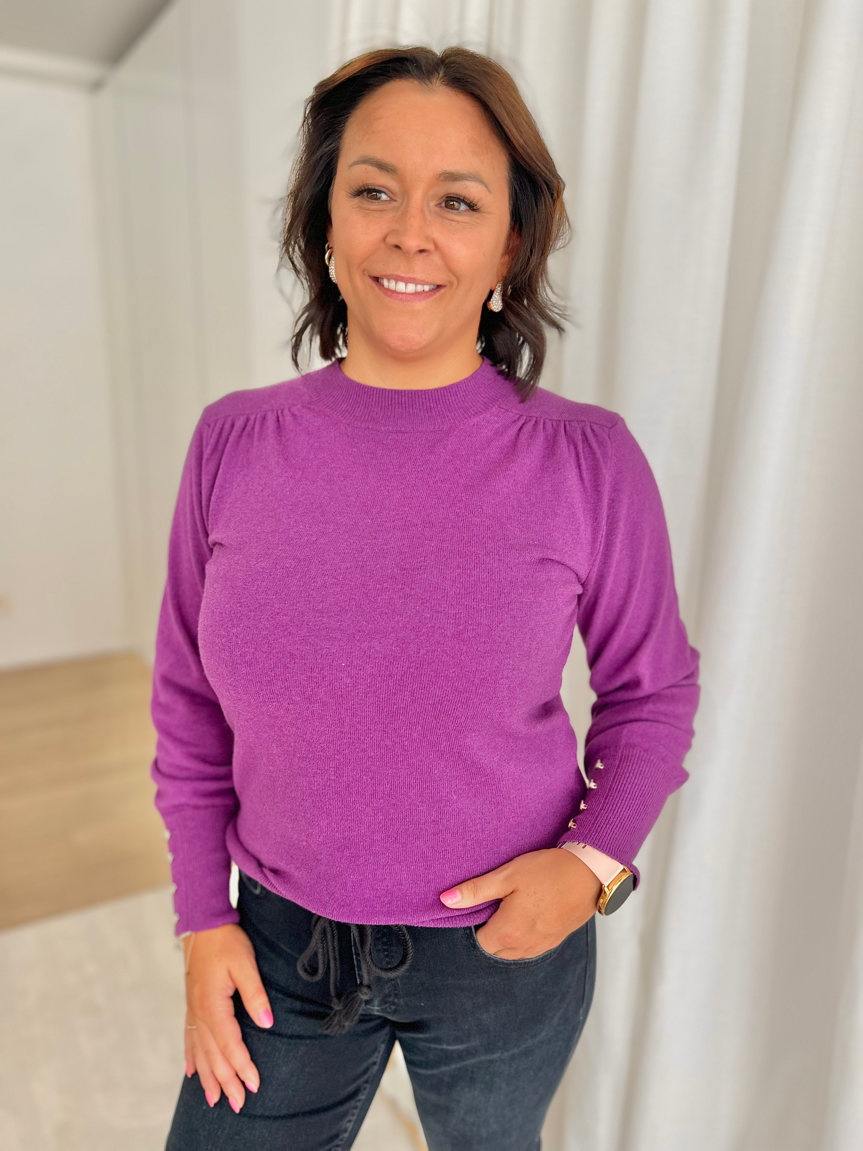 64568 Paarse trui in fijne kwaliteit met gouden knoopjes Accent