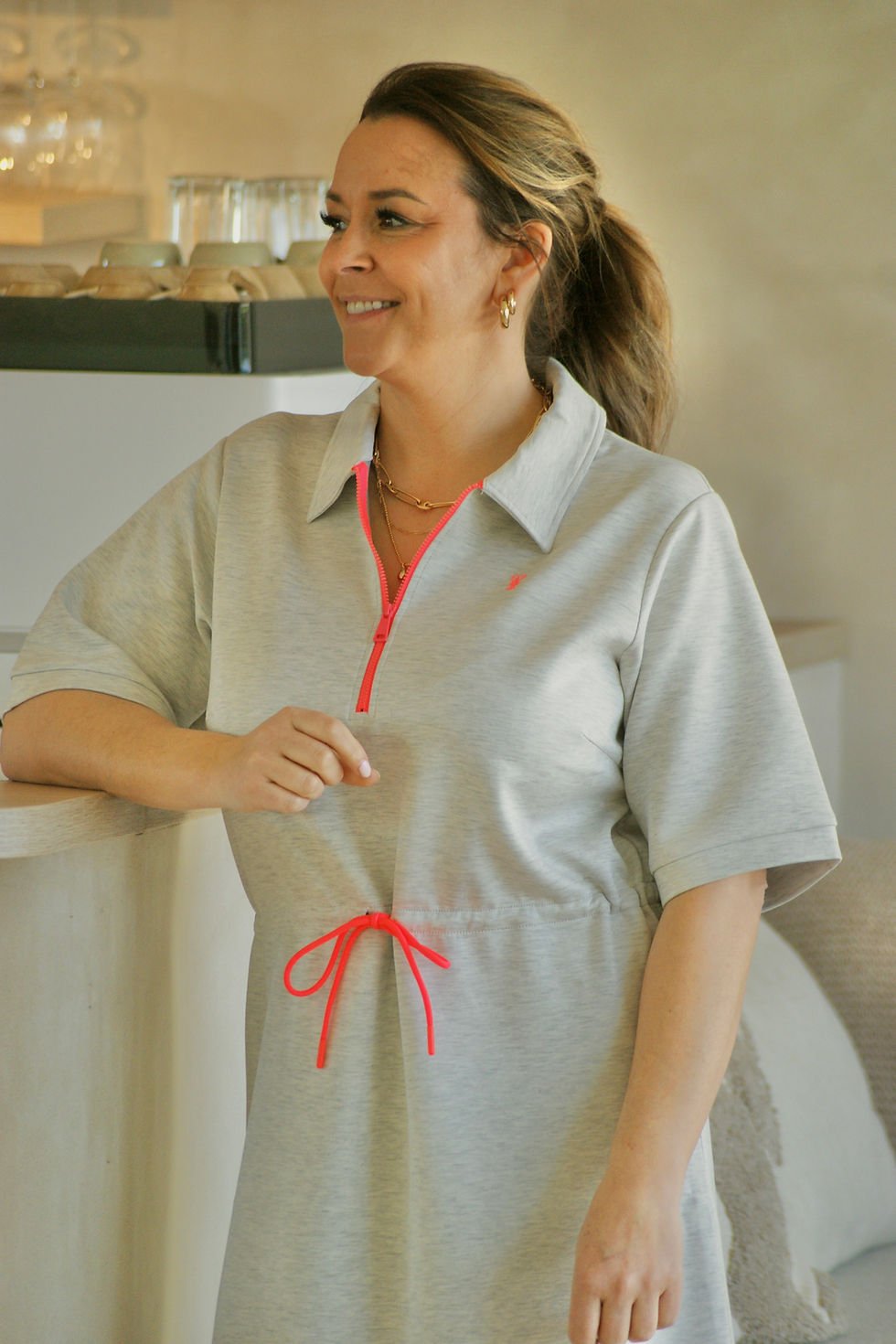 Thumbnail: 69021 Lichtgrijze sweaterdress in fluo koraalroze details K-Design