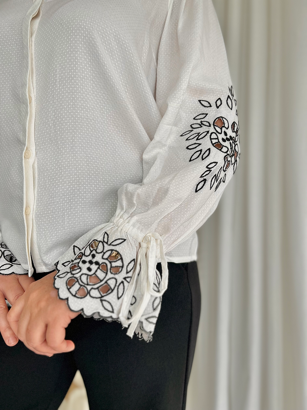 Thumbnail: 65525 Witte hemdsblouse met fantasie mouwen Vila