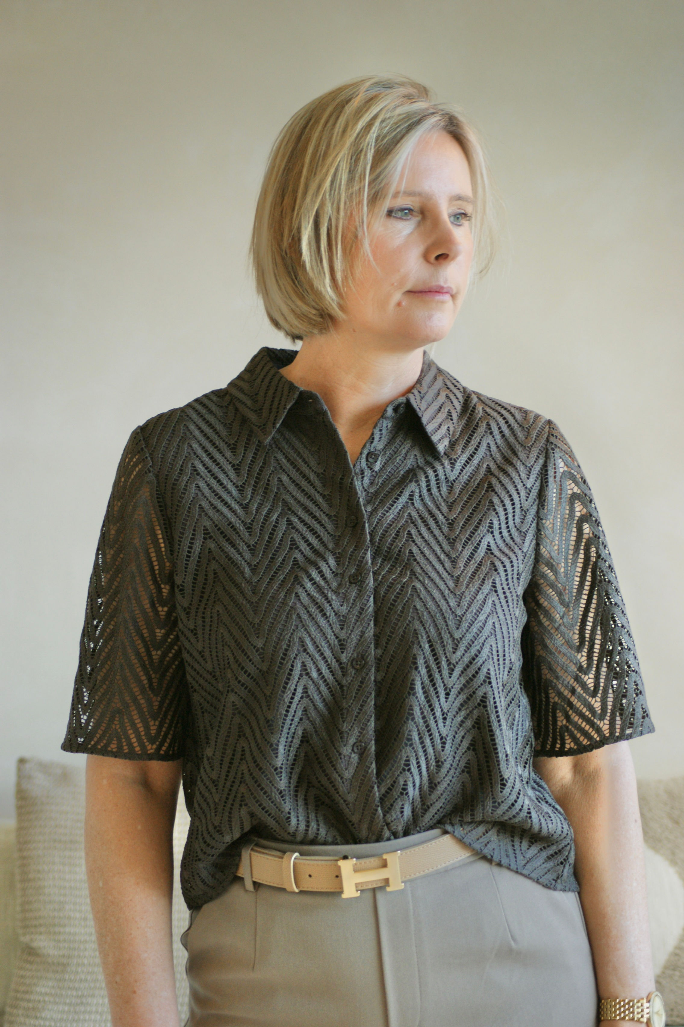 70014 Donkerbruine blouse in kantmotief Comma