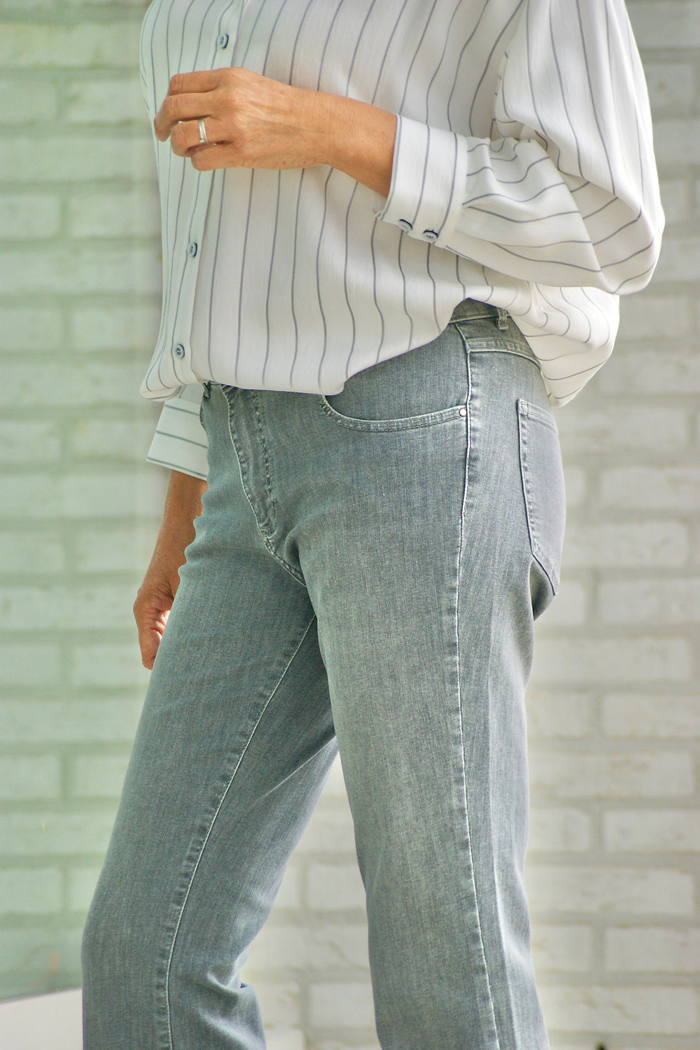 Thumbnail: 67603 Lichtgrijze jeans bootcut model 'JADE' van Para Mi