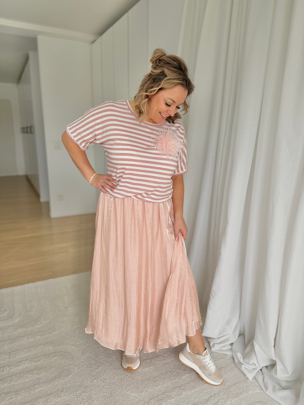 Thumbnail: 66492 Rosé gouden licht glanzende rok op rek Atmos