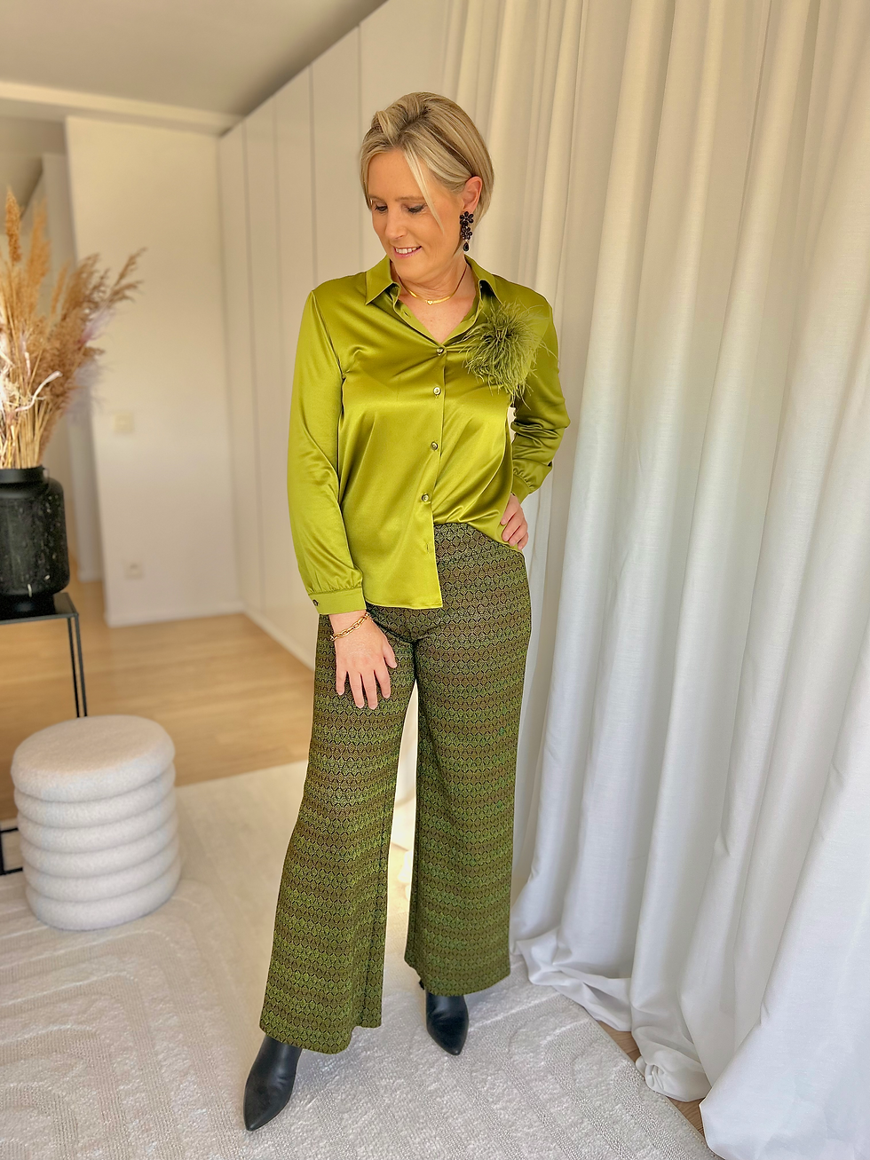 Thumbnail: 64459 Kakigroene broek op rek met fijn patroon Mayerline